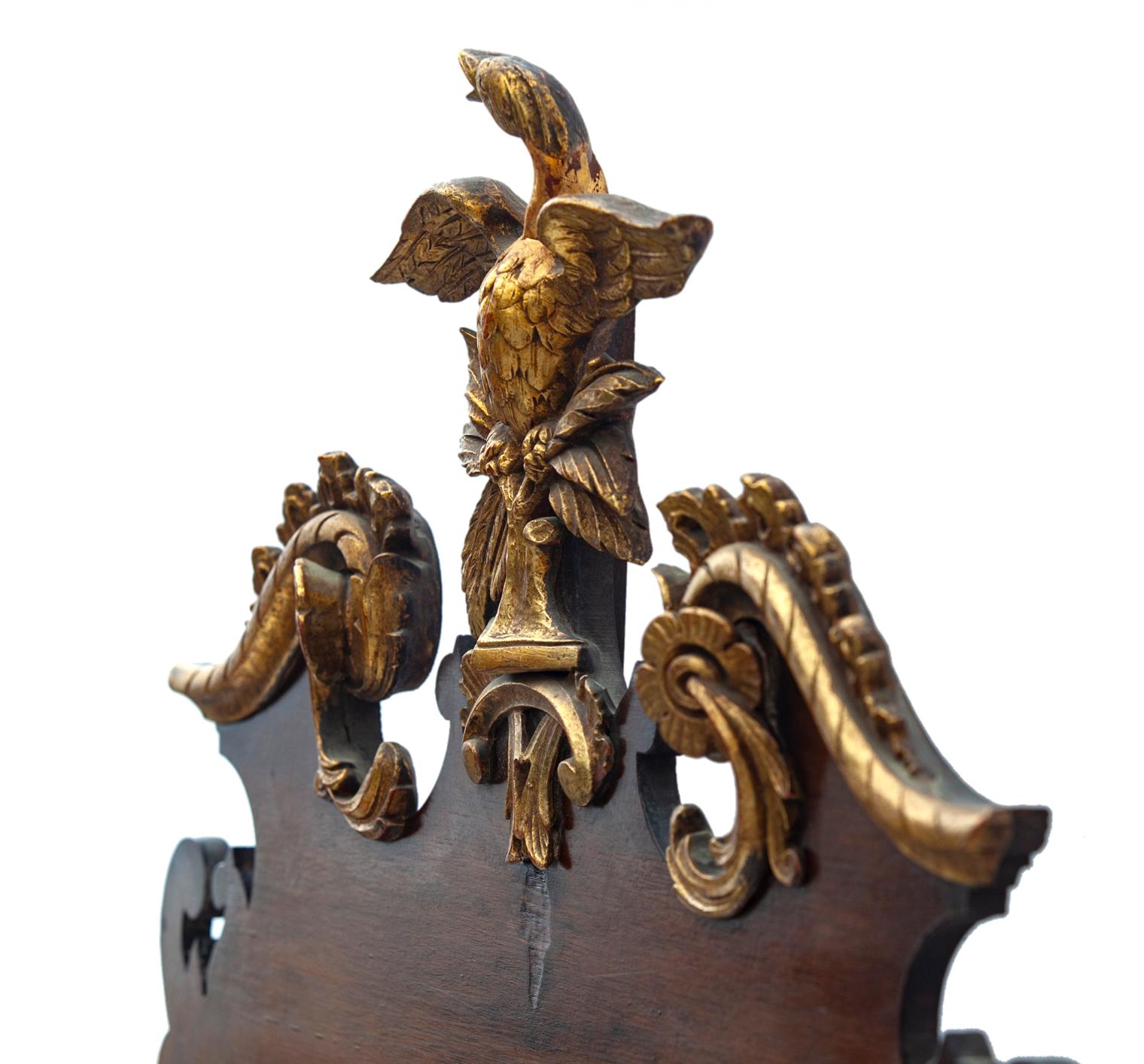 Specchio in mogano e legno dorato in stile Chippendale con stemma dell'aquila In condizioni buone in vendita a Malibu, CA