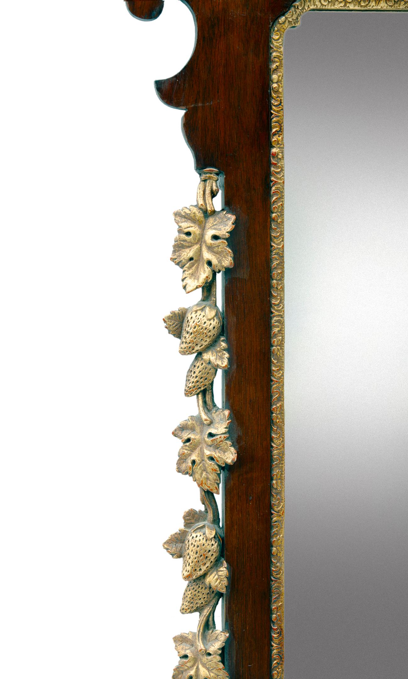 Legno massiccio Specchio in mogano e legno dorato in stile Chippendale con stemma dell'aquila in vendita