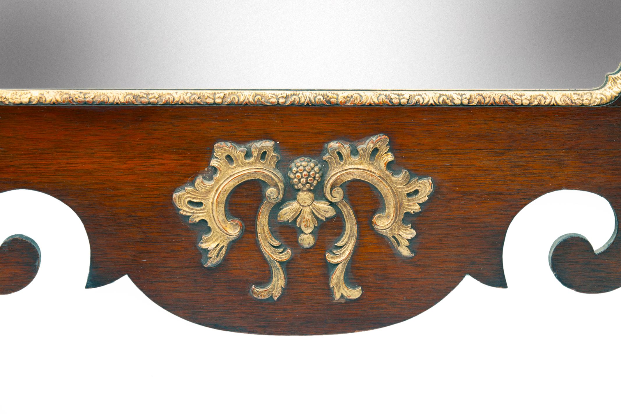 Specchio in mogano e legno dorato in stile Chippendale con stemma dell'aquila in vendita 1