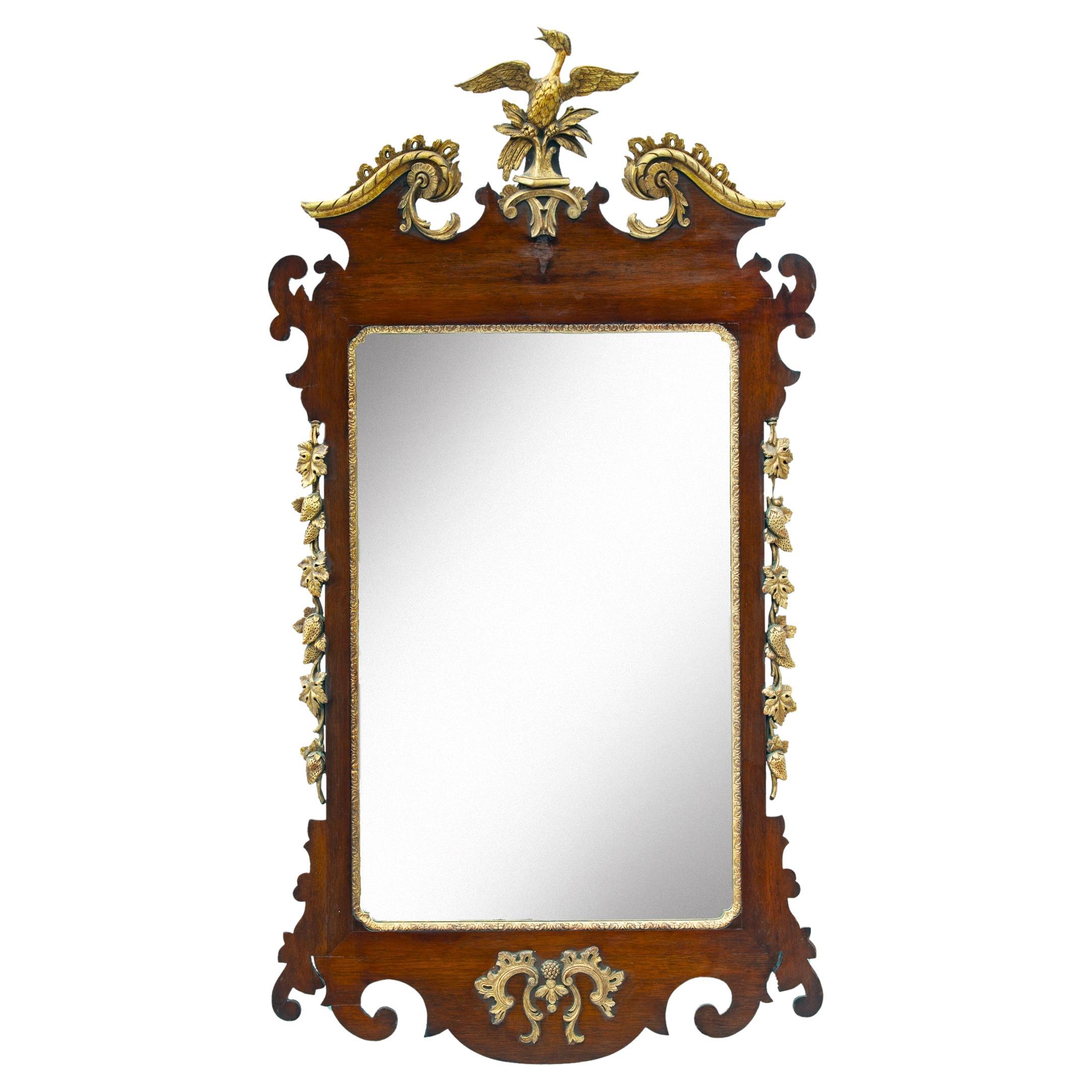 Espejo de caoba y madera dorada estilo Chippendale con cresta de águila