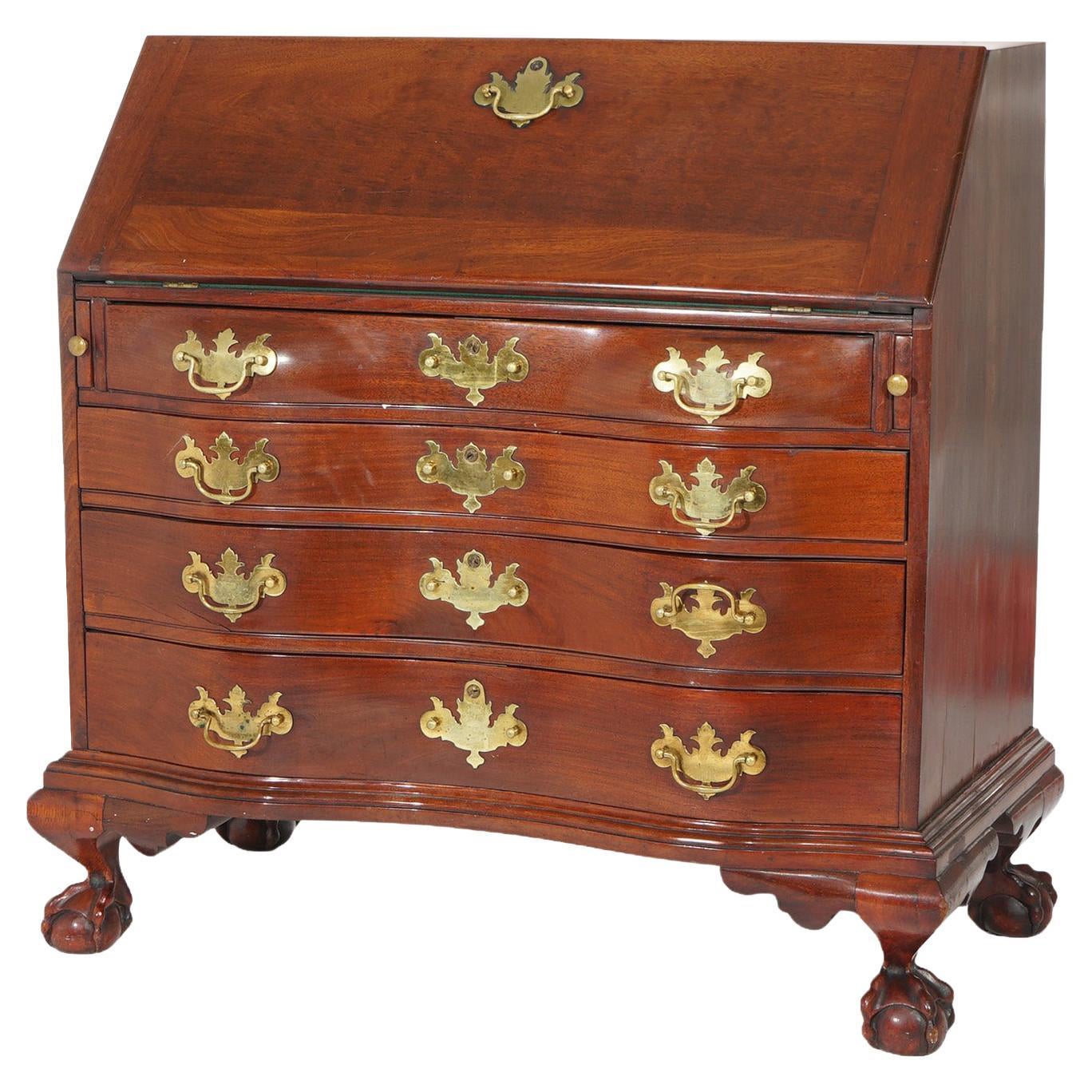 Scrivania a ribalta in stile Chippendale in mogano a serpentina di Century, 20° secolo