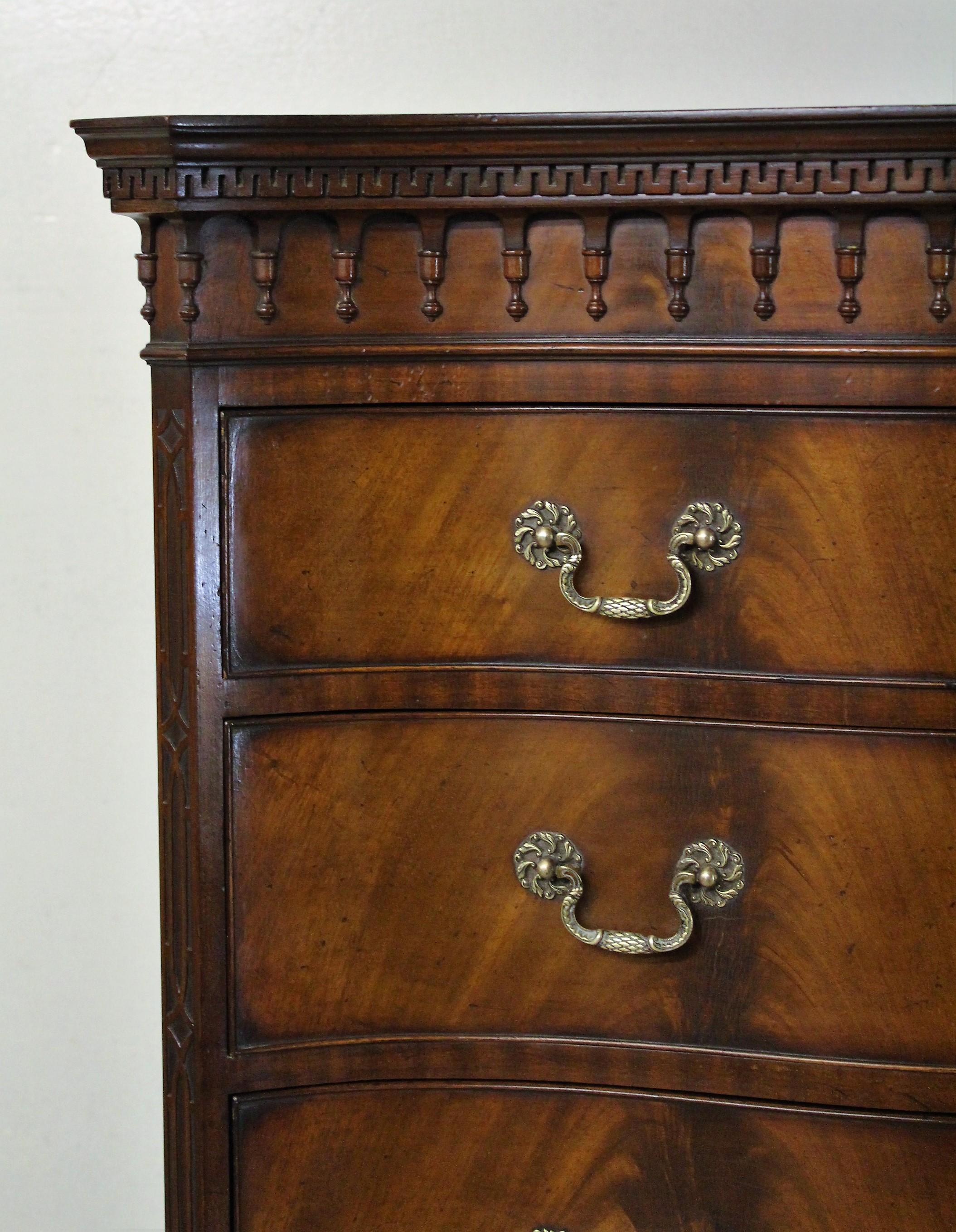 Chippendale Style Mahogany Serpentine Fronted Chest on Chest In Good Condition In Poling, West Sussex