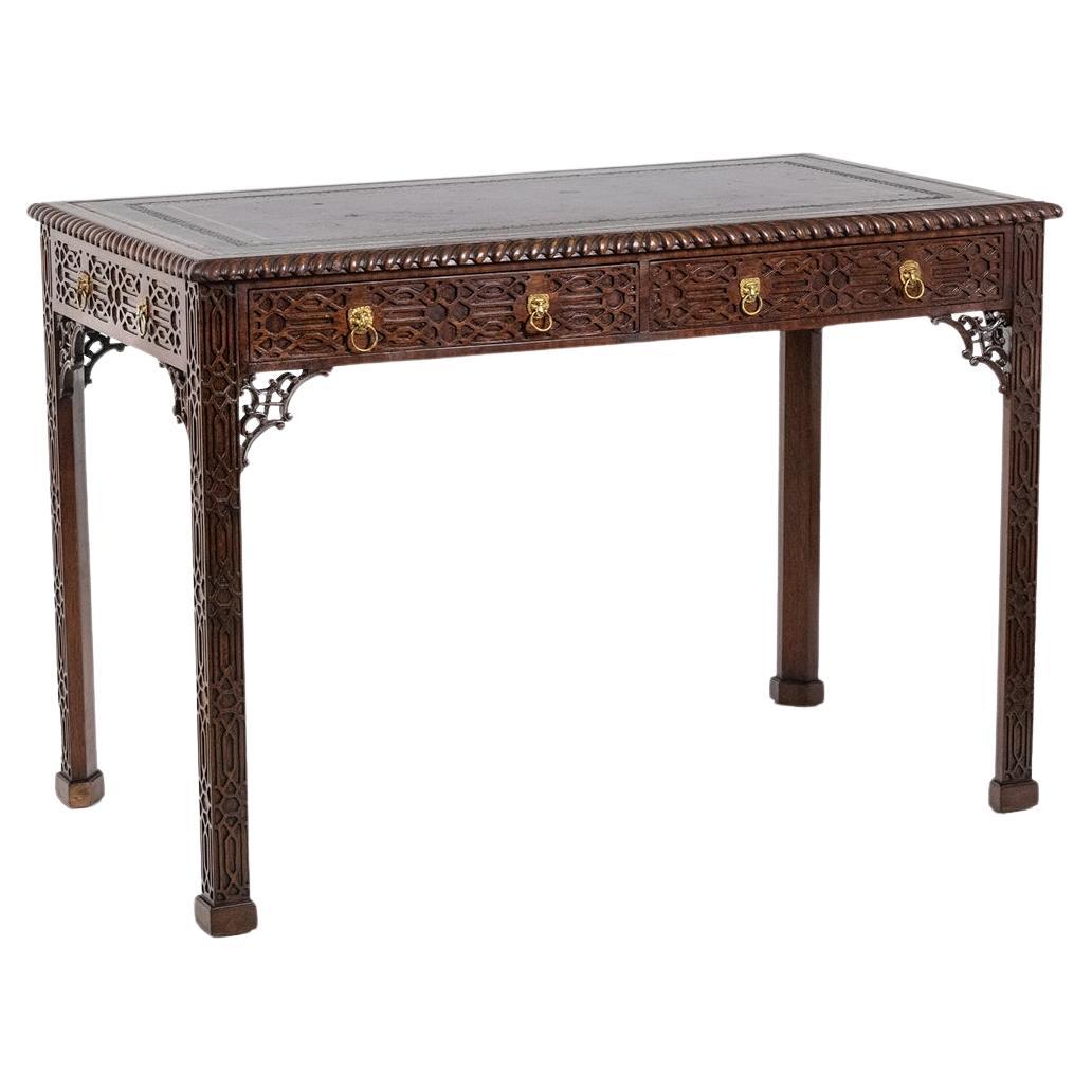 Table ou bureau de style Chippendale en acajou. Vers 1950. LS5932456G