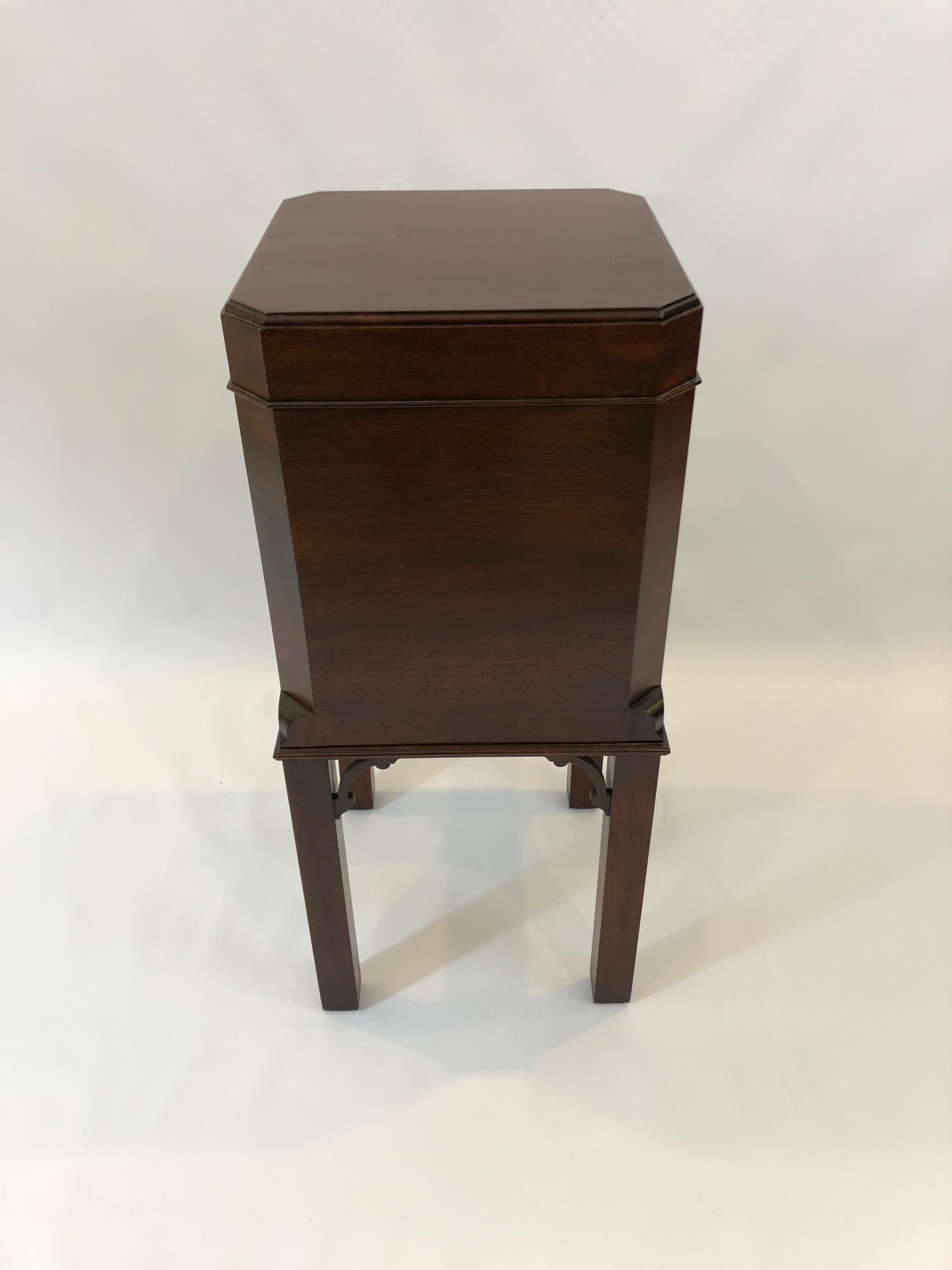 A small beautifully crafted mahogany cellarette used to house bottles of wine and also functions as an interesting end or side table cabinet. By tradition house Williamsburg Edition, stamped on bottom.
Measures: Interior 12 x 11.25.