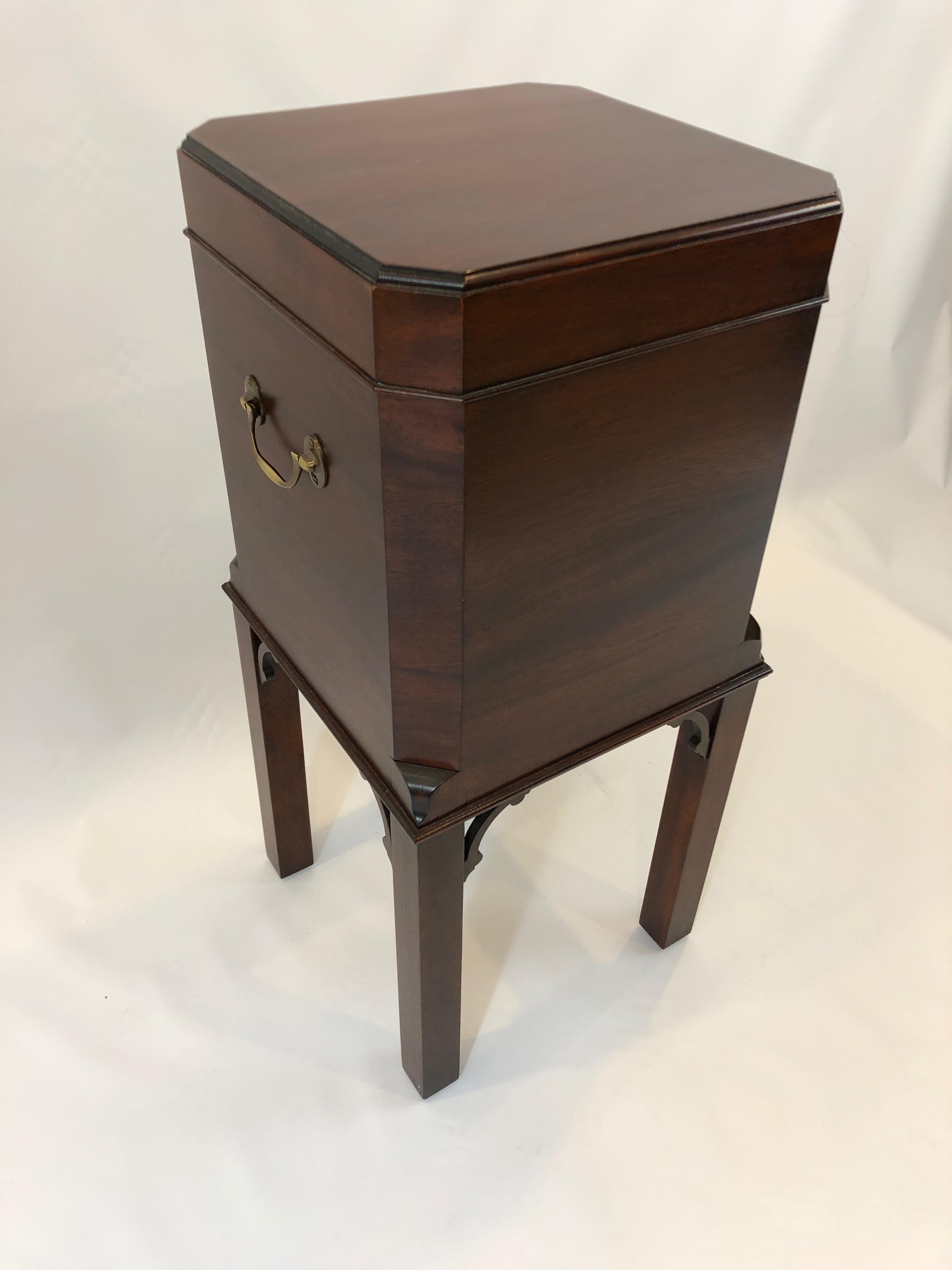 Chippendale Style Mahogany Williamsburg Edition Cellarette End Table 2