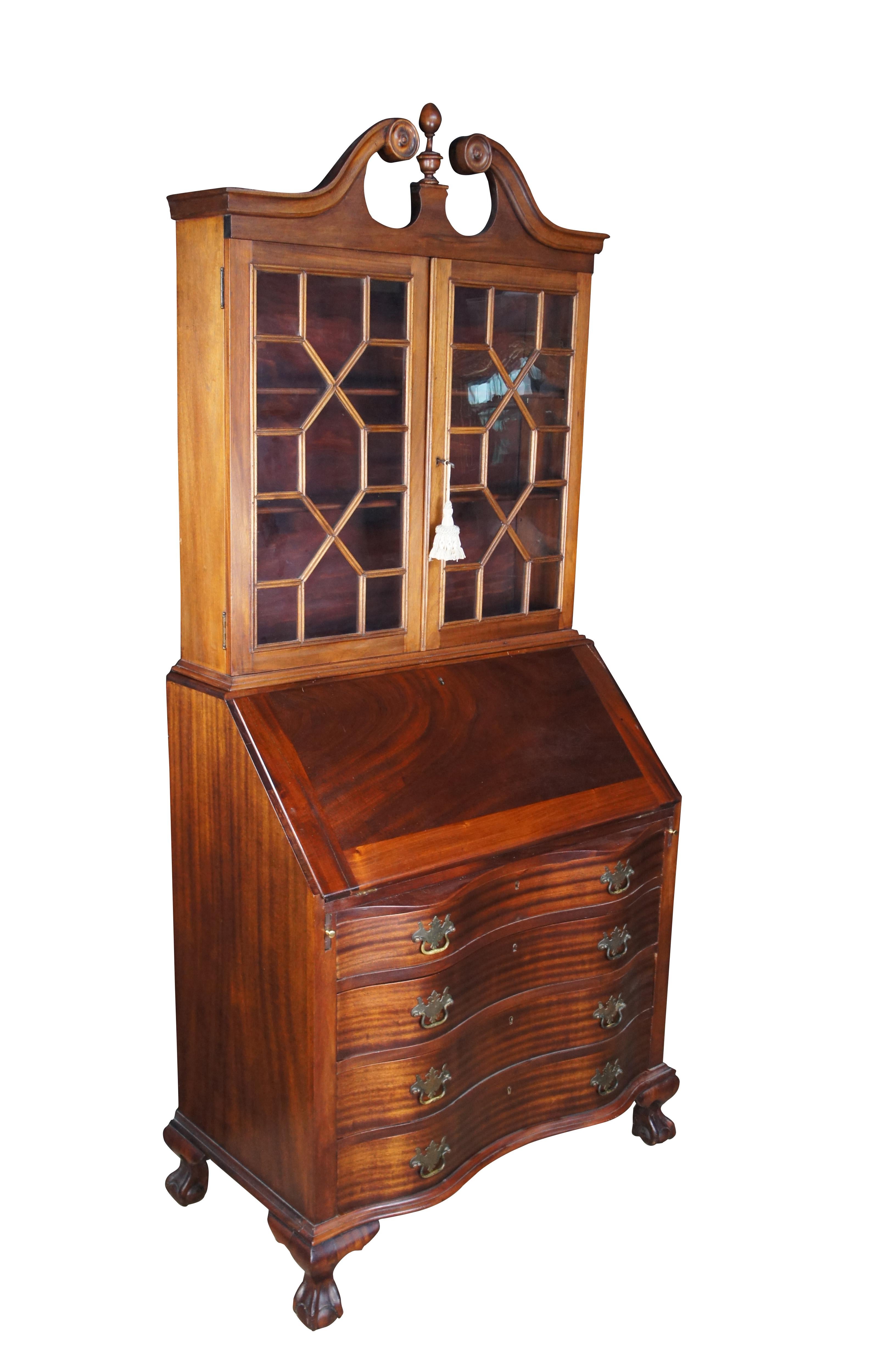 Vintage Chippendale Sekretär mit schräger Platte / Bücherregal.  Aus Mahagoni mit oberem Bücherschrank mit Laubsägearbeitstüren und offenem Giebel mit Kreuzblume, unterstützt von einem schlangenförmigen Sekretär / Kommode, die sich zu einer
