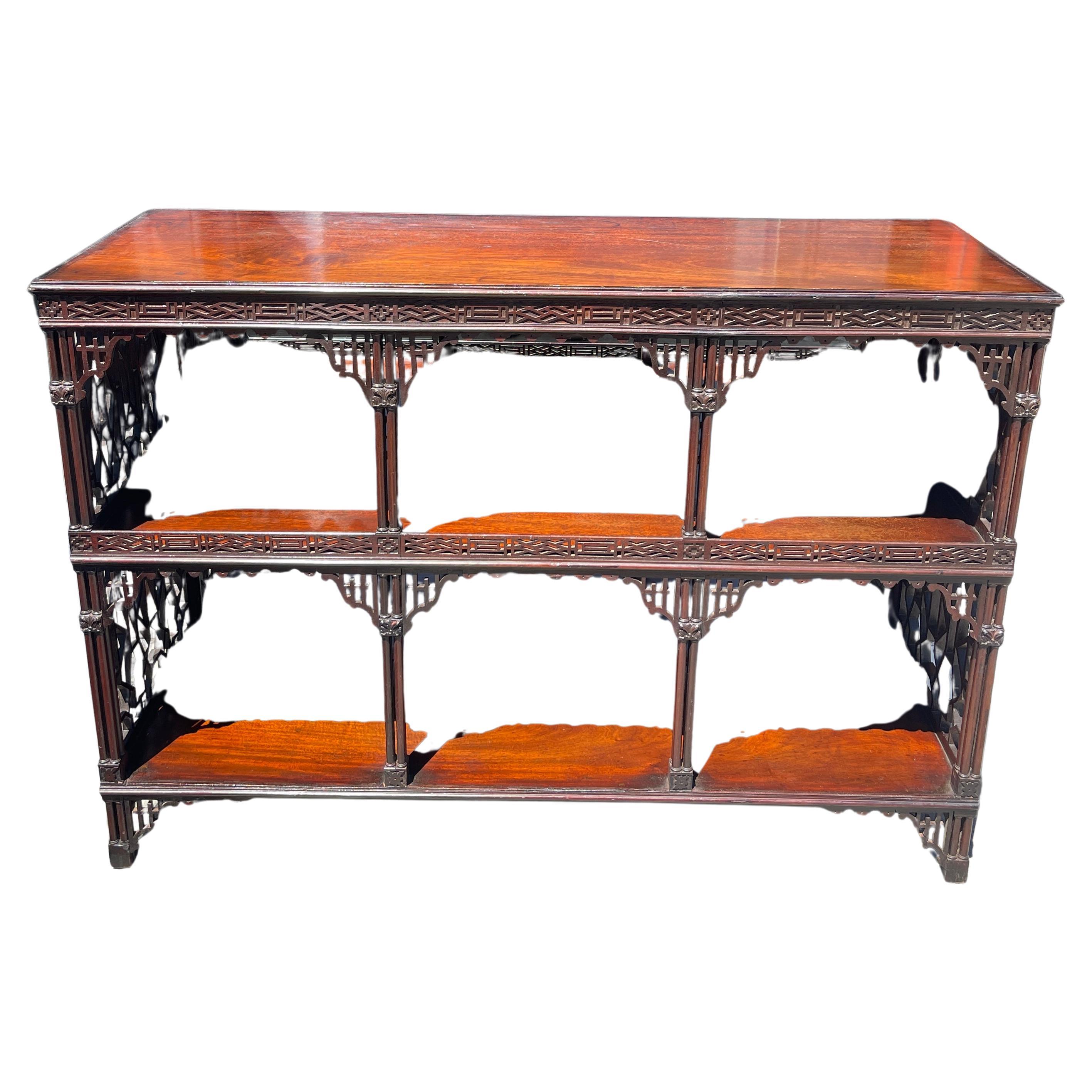 Vitrina de caoba calada estilo Chippendale