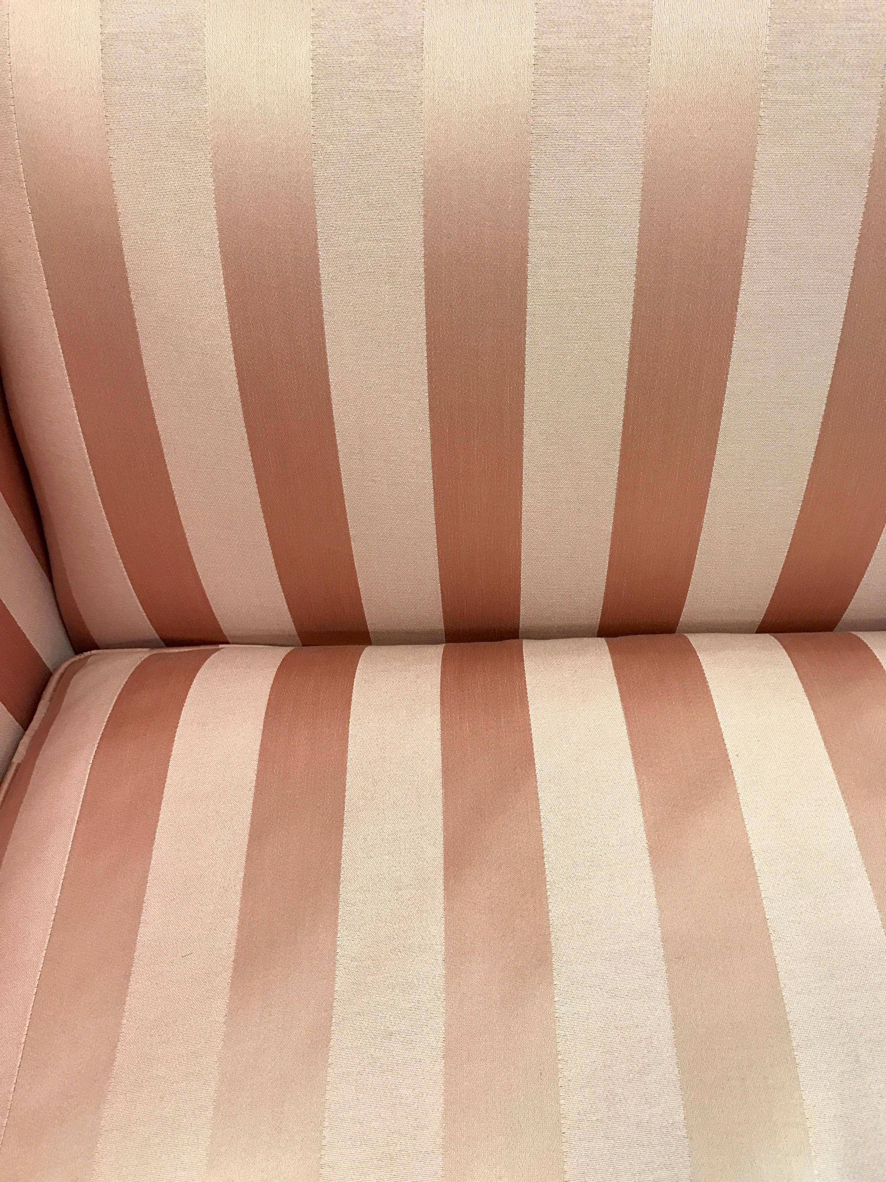 Chippendale Style Pink Camelback Mahogany Sofa In Good Condition In West Hartford, CT