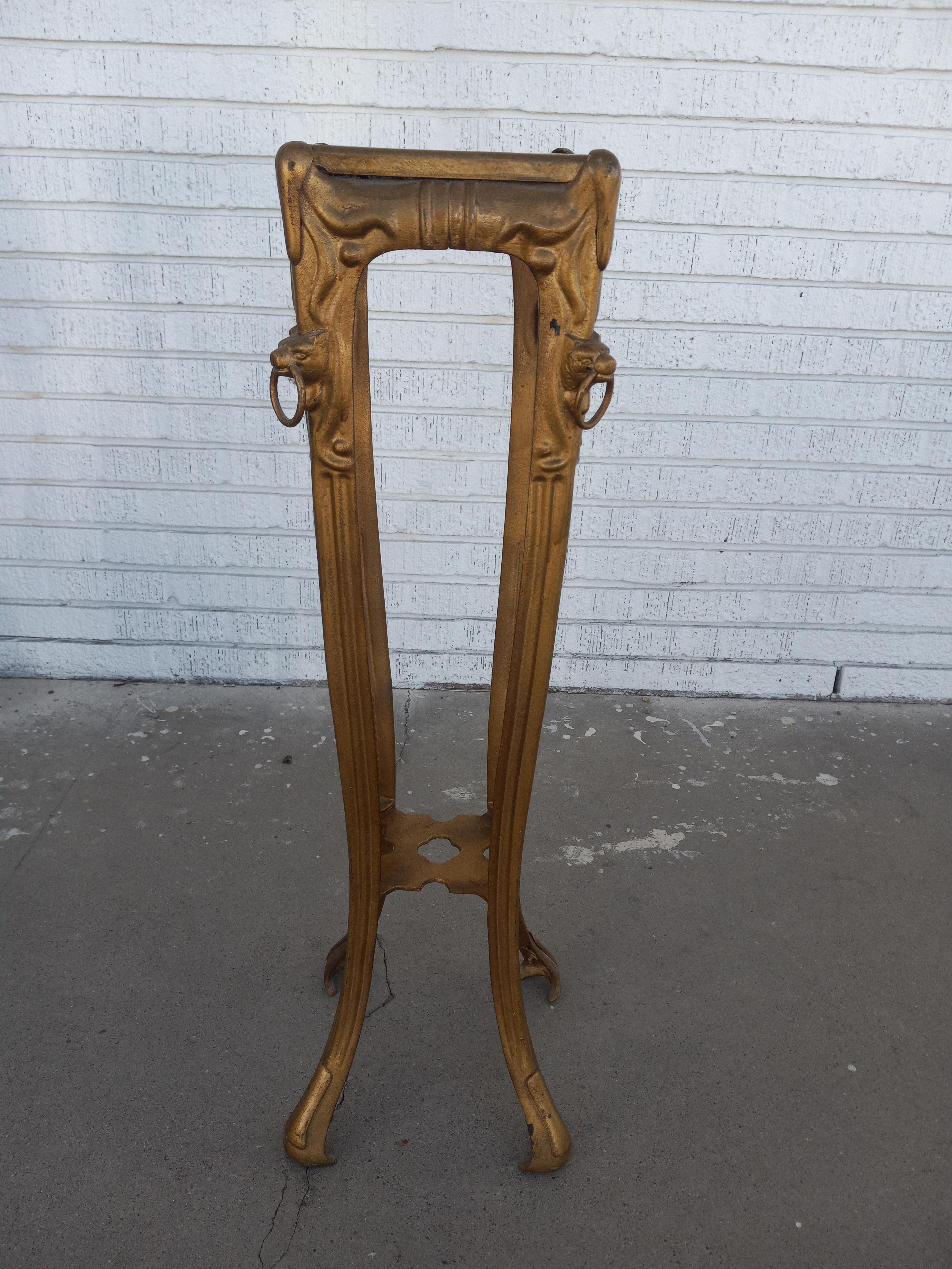 Portapiante in metallo in stile neoclassico con supporti in ormù

Grazioso e raffinato, questo alto supporto per piante in metallo rispecchia l'eleganza del Neoclassicismo del tardo XVIII secolo. Quattro gambe scanalate e delicatamente arcuate