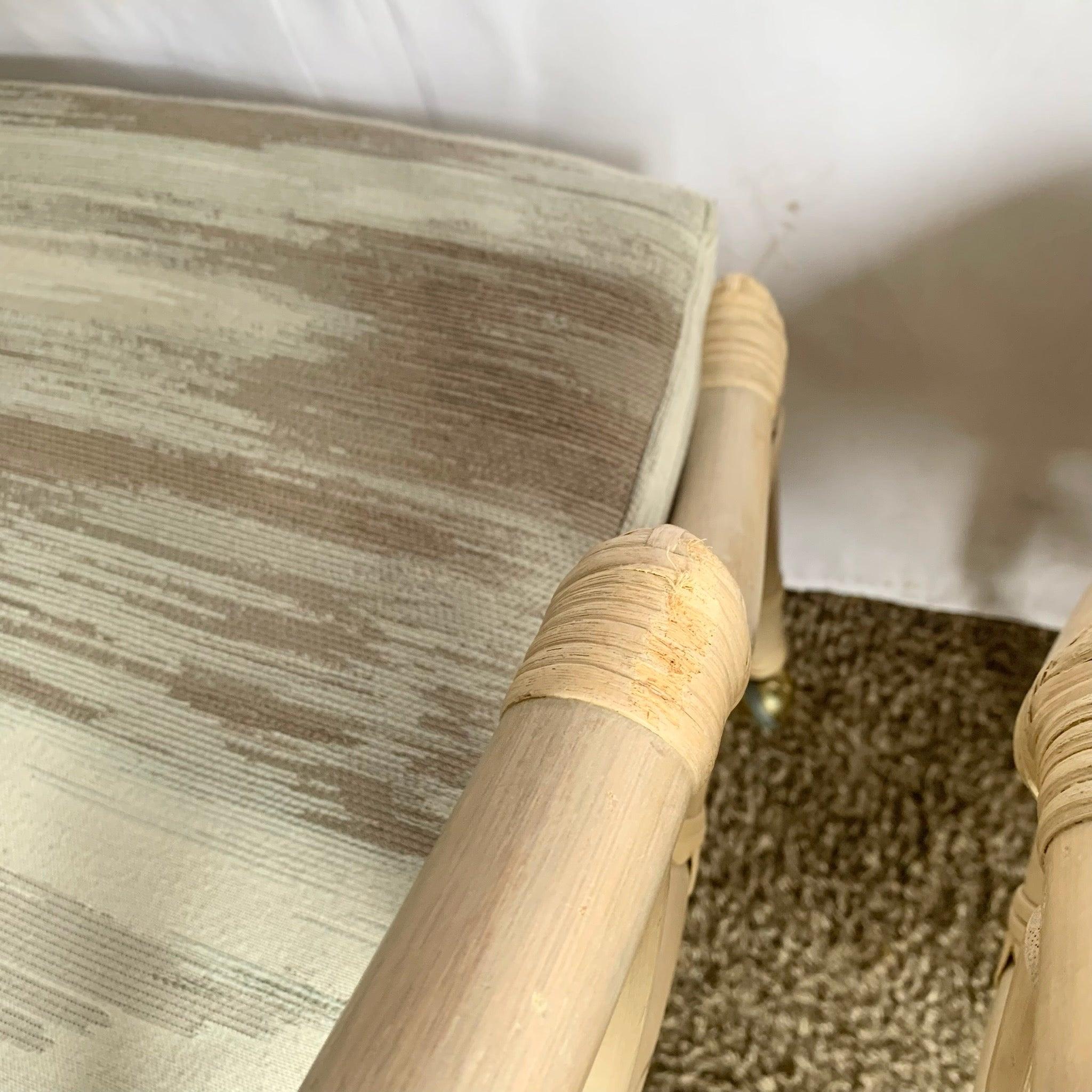 Juego de seis sillas de comedor de ratán Chippendale de Ficks Reed: respaldos enrejados de caña, bases giratorias con ruedas, cojines a medida y elegancia boho costera de los años 70.
 

 Algo de desgaste en los bordes y el envoltorio, como se