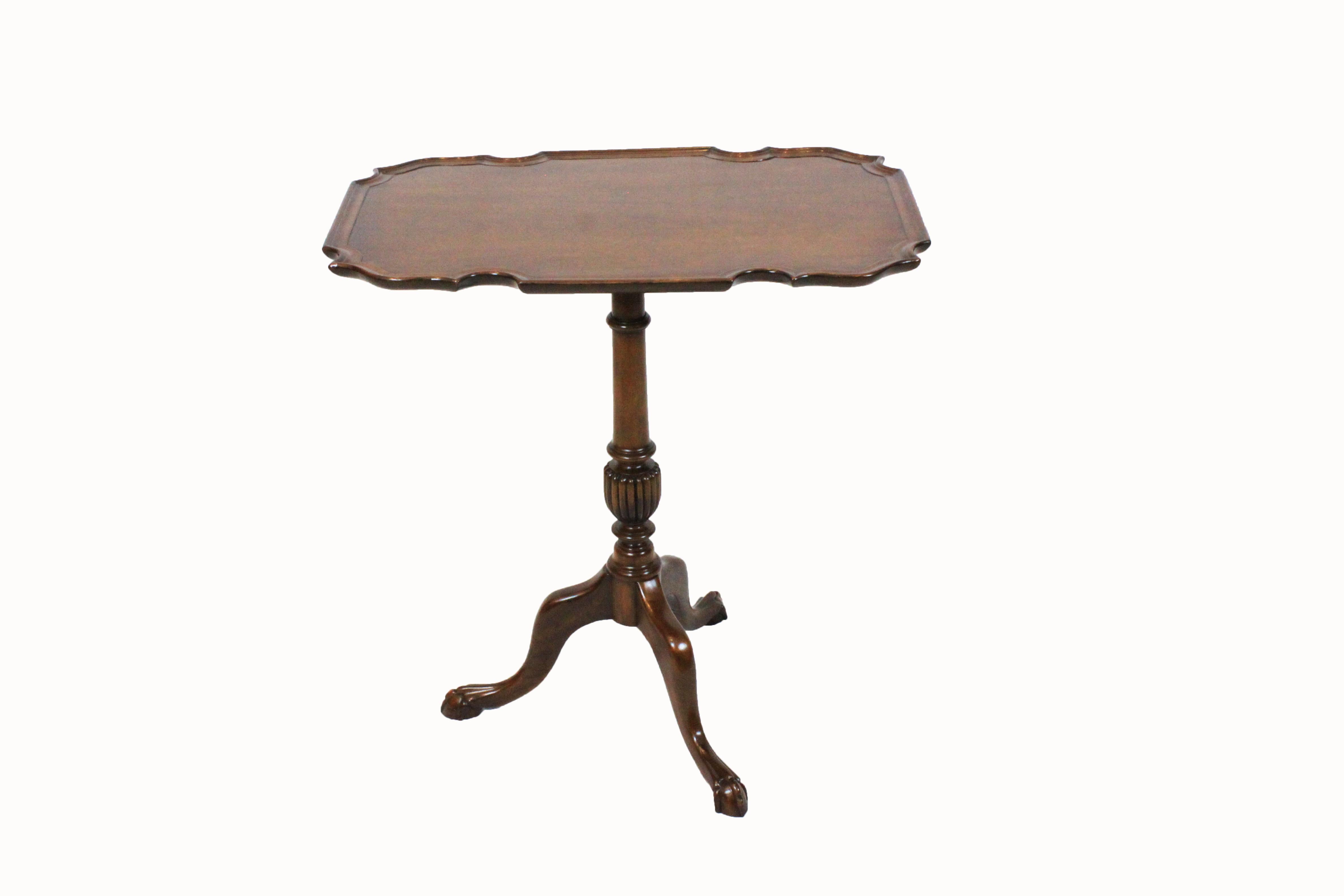 Chippendale Style Tilt-top Table with Pie Crust Top In New Condition In Woodbury, CT