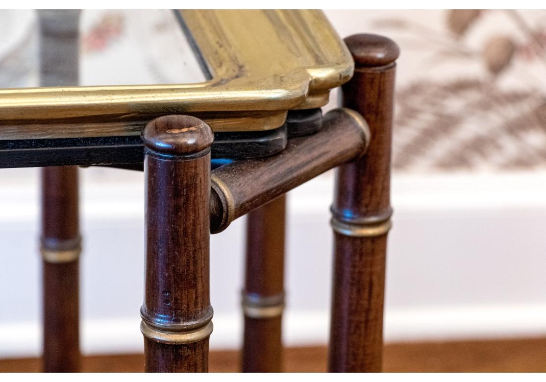 Un design interessante ed elegante in finto bambù con cornice a gradini tornita ad anelli dorati. Il piano a forma di X e la base con doppio supporto laterale angolato e con barelle. Un pezzo unico con un vassoio in vetro sagomato e incorniciato in