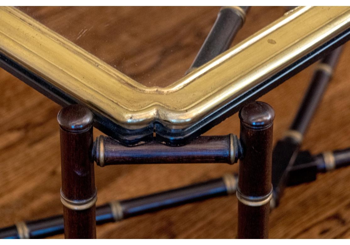 Chippendale cinese Tavolo da cocktail in finto bambù con piano a vassoio in stile Chippendale in vendita