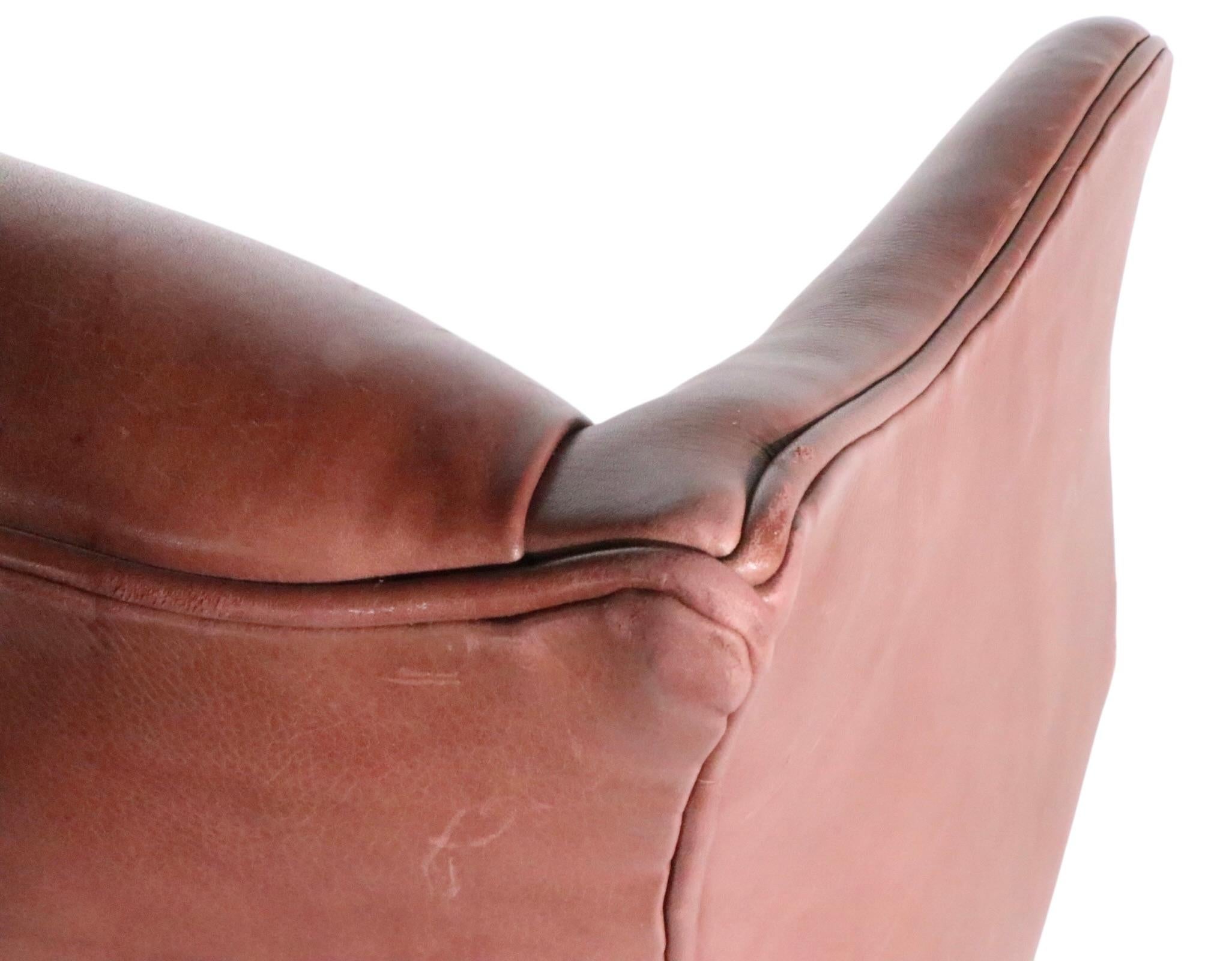 Ohrensessel im Chippendale-Stil von Leathercraft Inc. (Leder) im Angebot