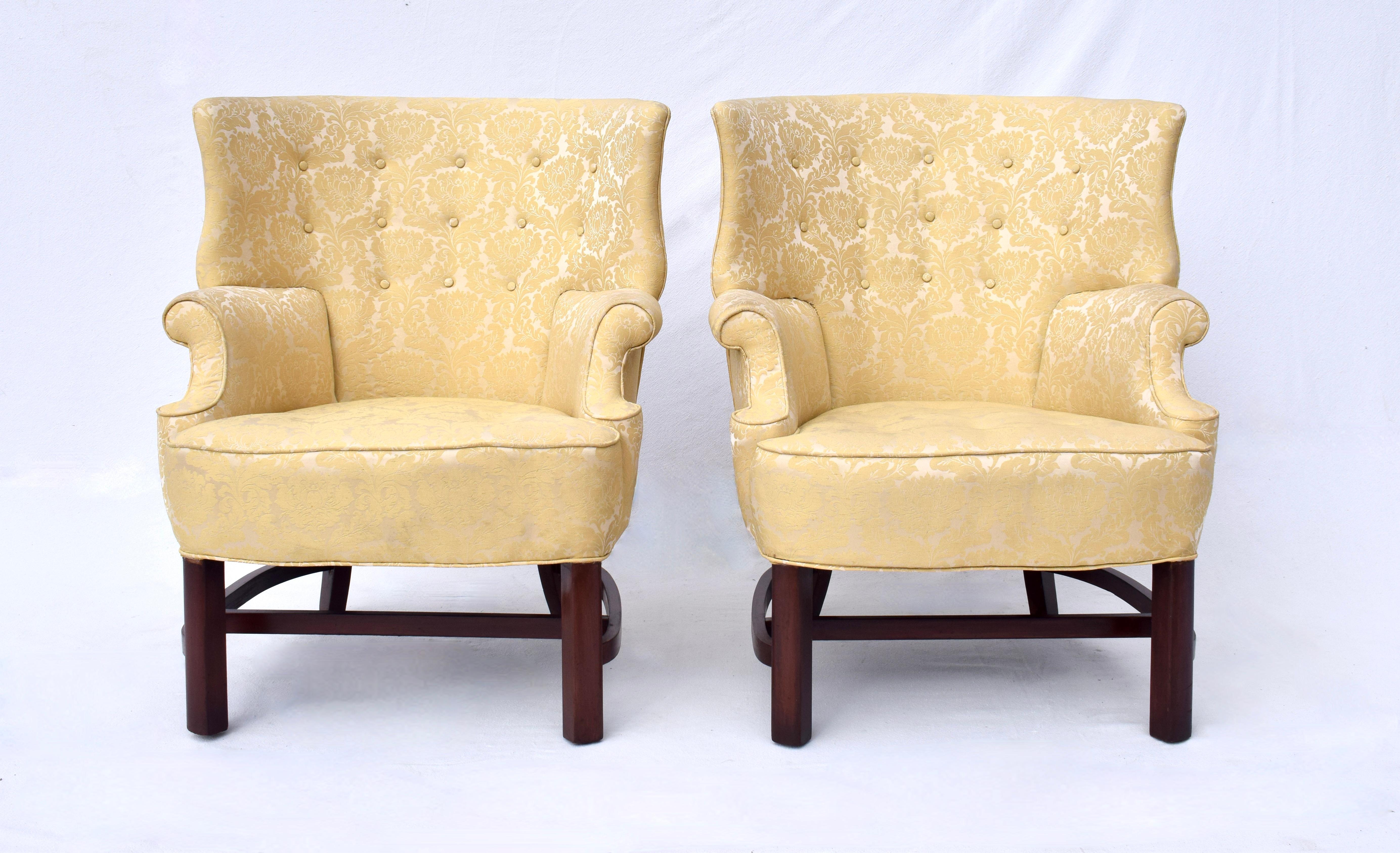 Unica coppia di sedie in stile Chippendale con deliziose silhouette in scala ridotta, con barelle ricurve e tappezzeria in damasco dorato. Adoriamo gli elementi di design georgiano degli schienali curvi a conchiglia con inserti, le barelle ricurve e