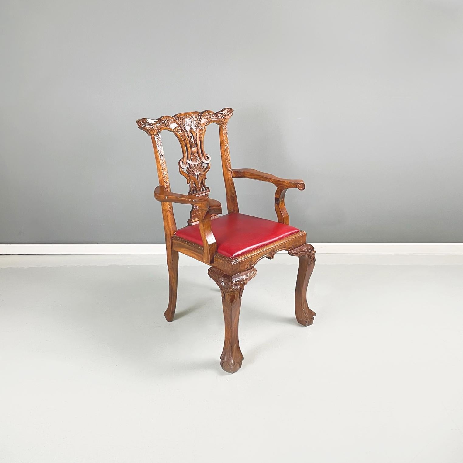 Chippendale Stil Holzstühle mit rotem Leder, Anfang 1900er
Paar Stühle mit fein gearbeiteter Holzstruktur. Der quadratische Sitz ist gepolstert und mit rotem Leder bezogen. Die Rückenlehne ist mit Blumen und einem Drachen verziert. Die geschwungenen