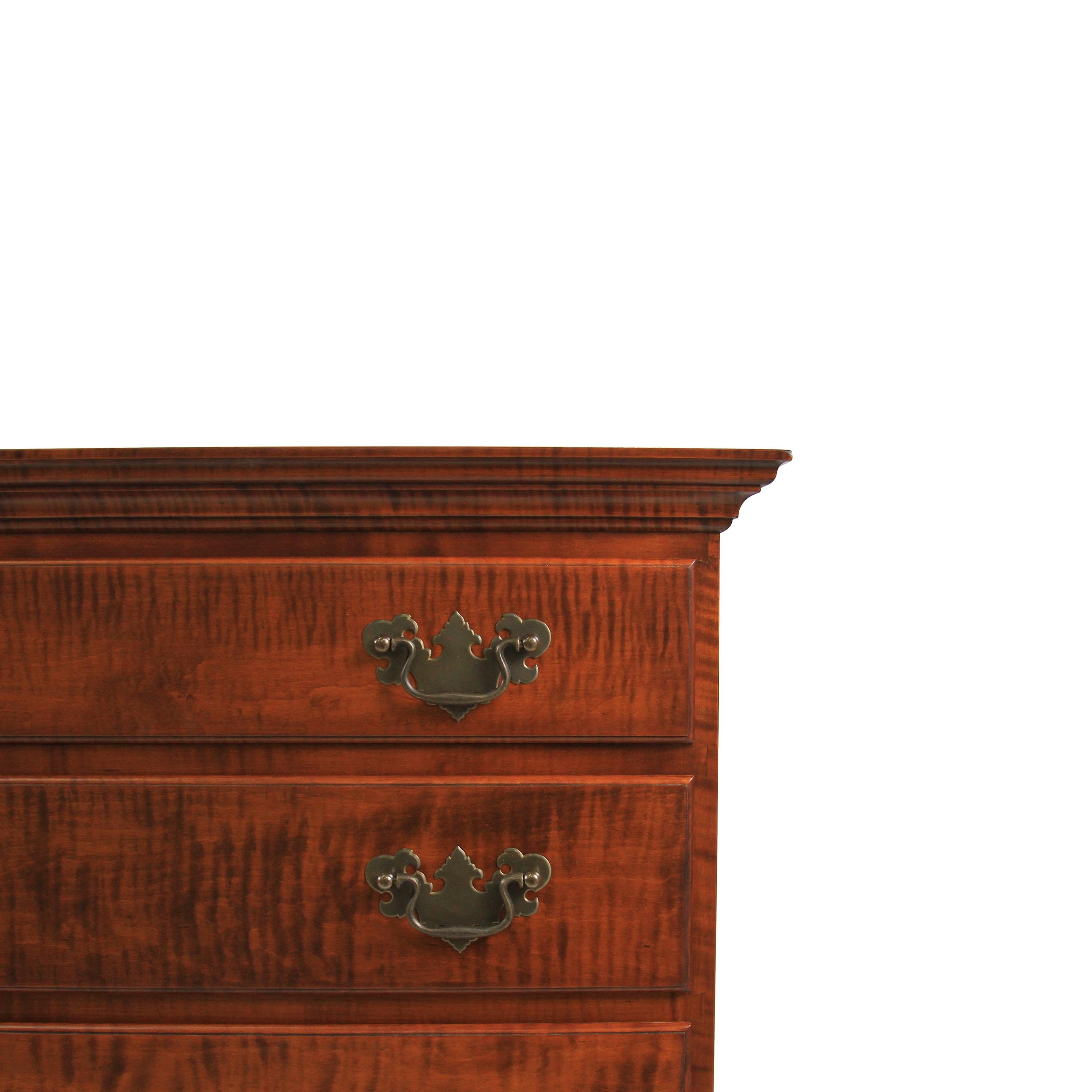 Chippendale Tiger-Ahorn-Kommode mit vier Schubladen von Scott James Furniture im Zustand „Neu“ im Angebot in Tiverton, RI