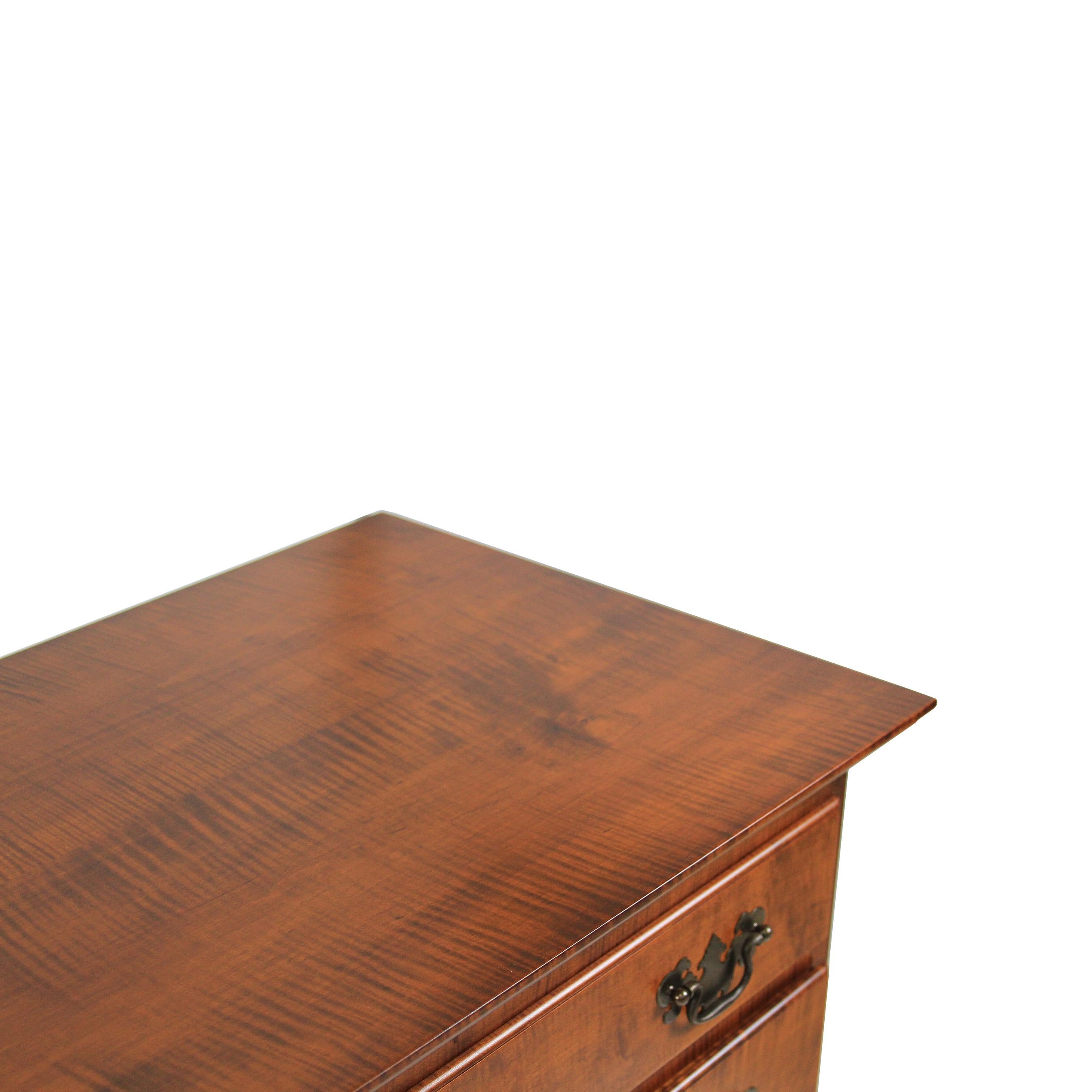 Chippendale Tiger-Ahorn-Kommode mit vier Schubladen von Scott James Furniture (21. Jahrhundert und zeitgenössisch) im Angebot