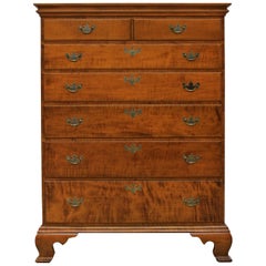 Comò a sei cassetti in acero tigrato Chippendale di A. James Furniture