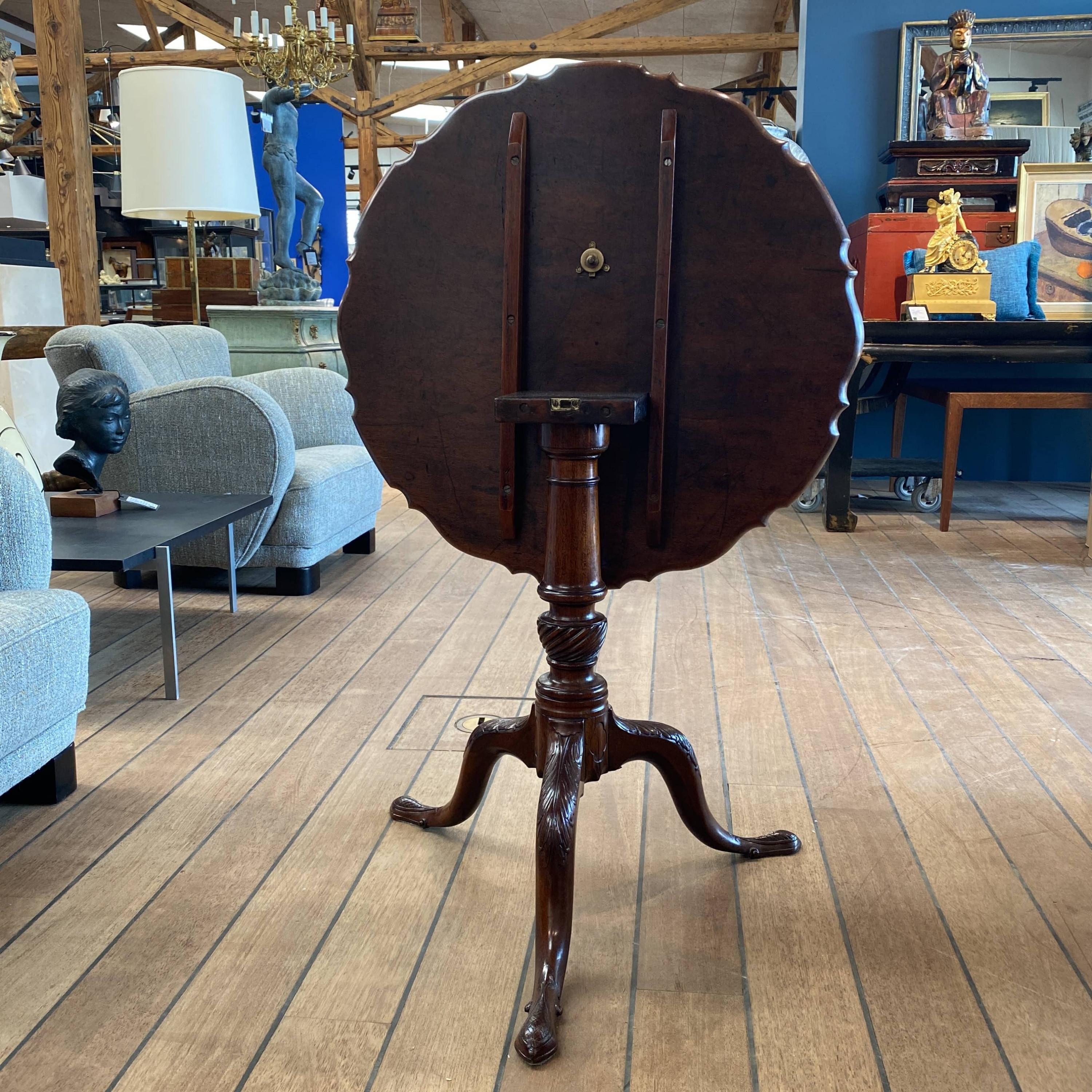 Chippendale Tilt-Top Table, England, 1750-1770 For Sale 5