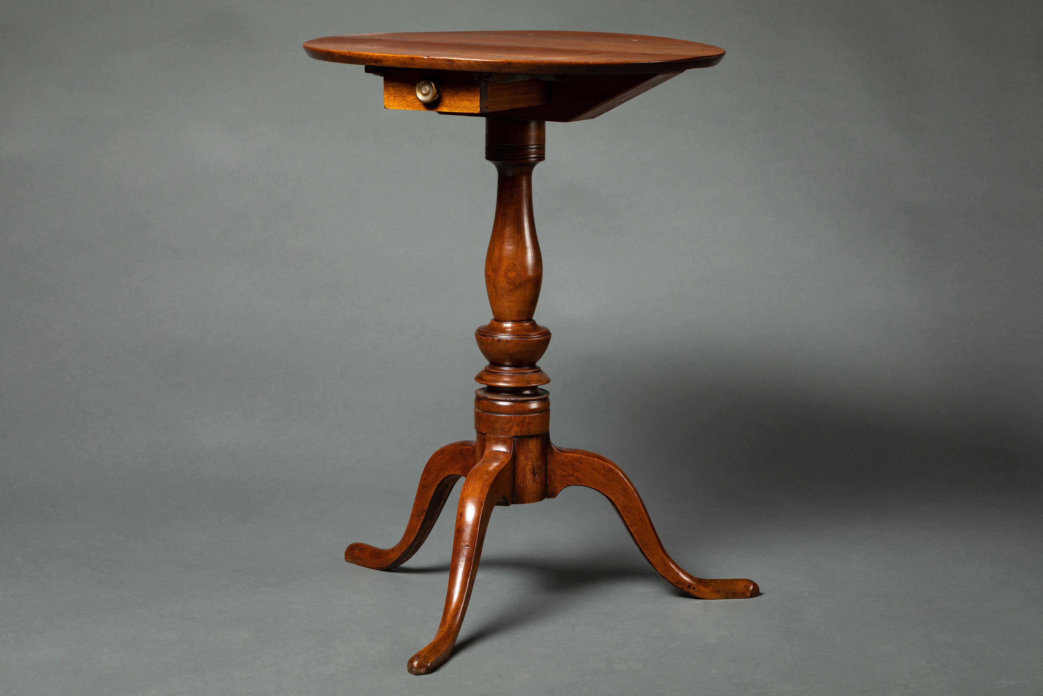 Chippendale Walnut and Mahogany Tripod Table In Excellent Condition For Sale In Hudson, NY