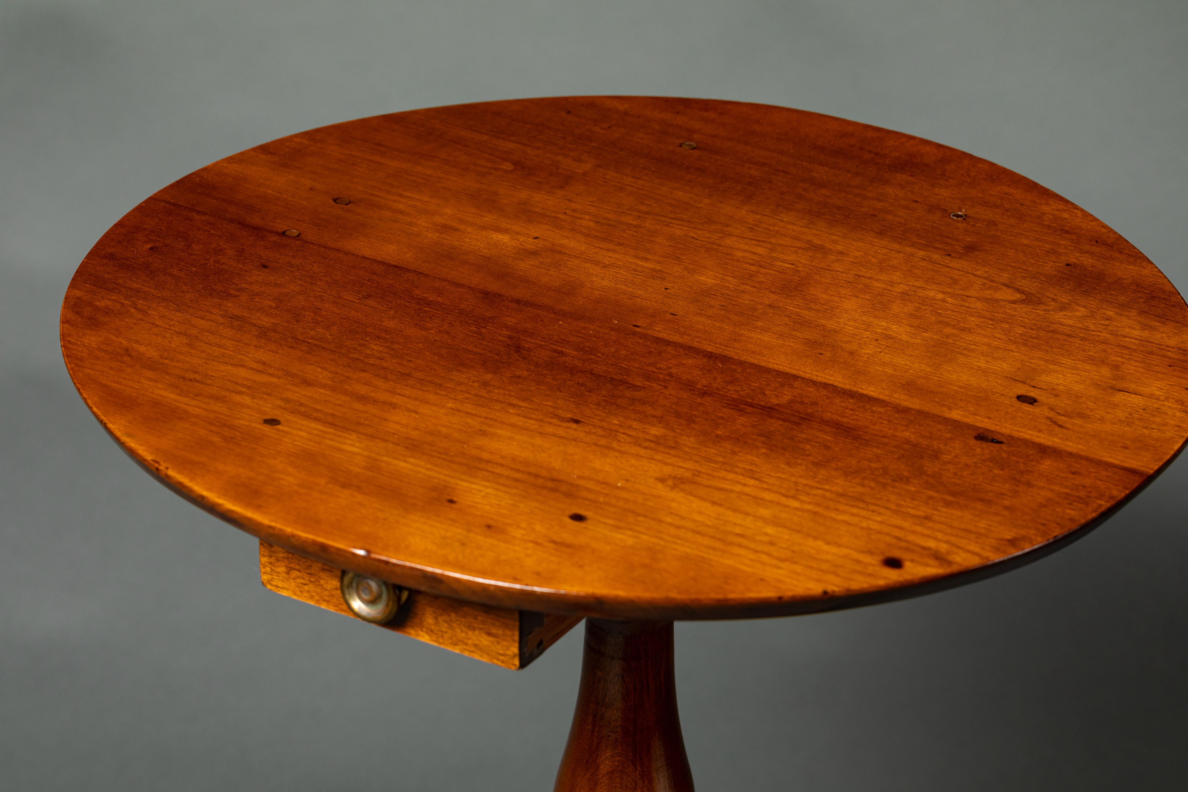 18th Century Chippendale Walnut and Mahogany Tripod Table For Sale