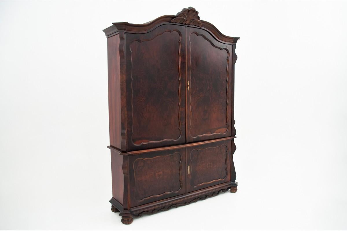 Garderobe aus der zweiten Hälfte des 20. Jahrhunderts.

Jahr: um 1960

Herkunft: Westeuropa

Abmessungen: Höhe. 216 cm Breite 178 cm Tiefe 50 cm
