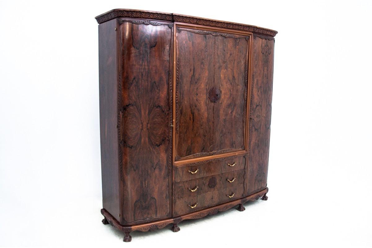 Armoire Chippendale, Europe occidentale, milieu du XIXe siècle du XXe siècle.

Très bon état.

Bois : palissandre

dimensions :

Armoire H. 208 cm L. 205 cm P. 64 cm