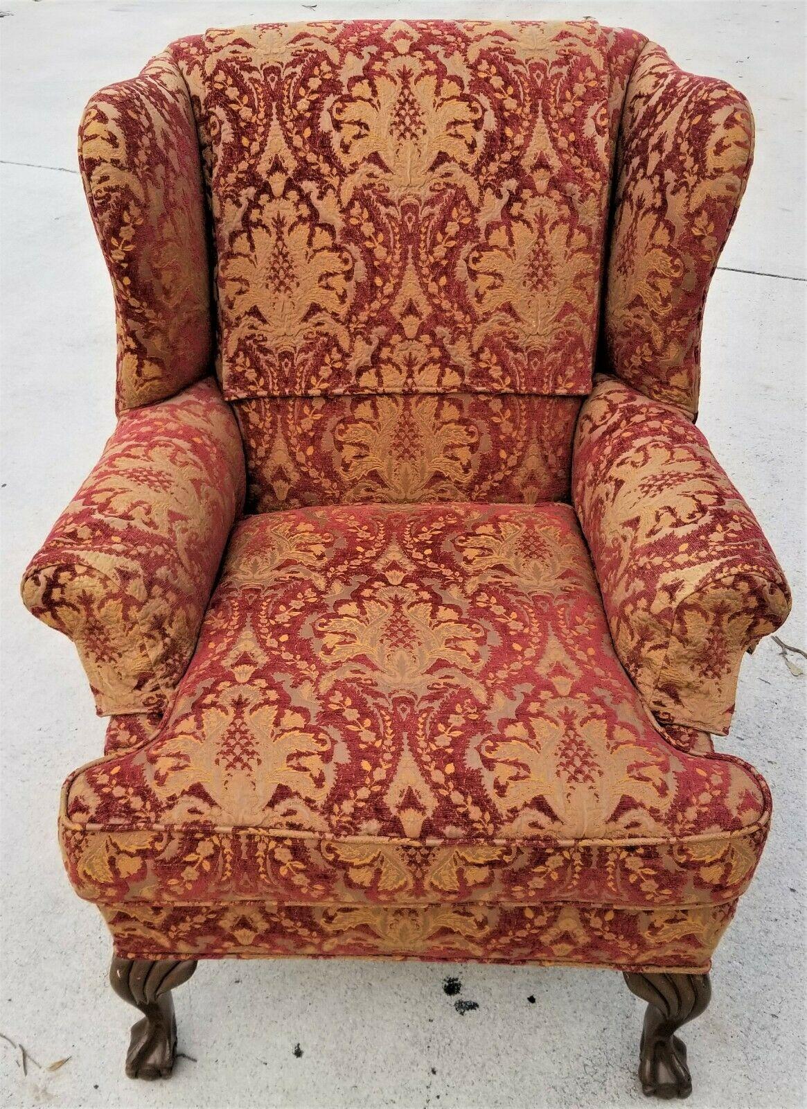 Inconnu Fauteuil Chippendale Wingback en velours damas avec boule et griffe en vente