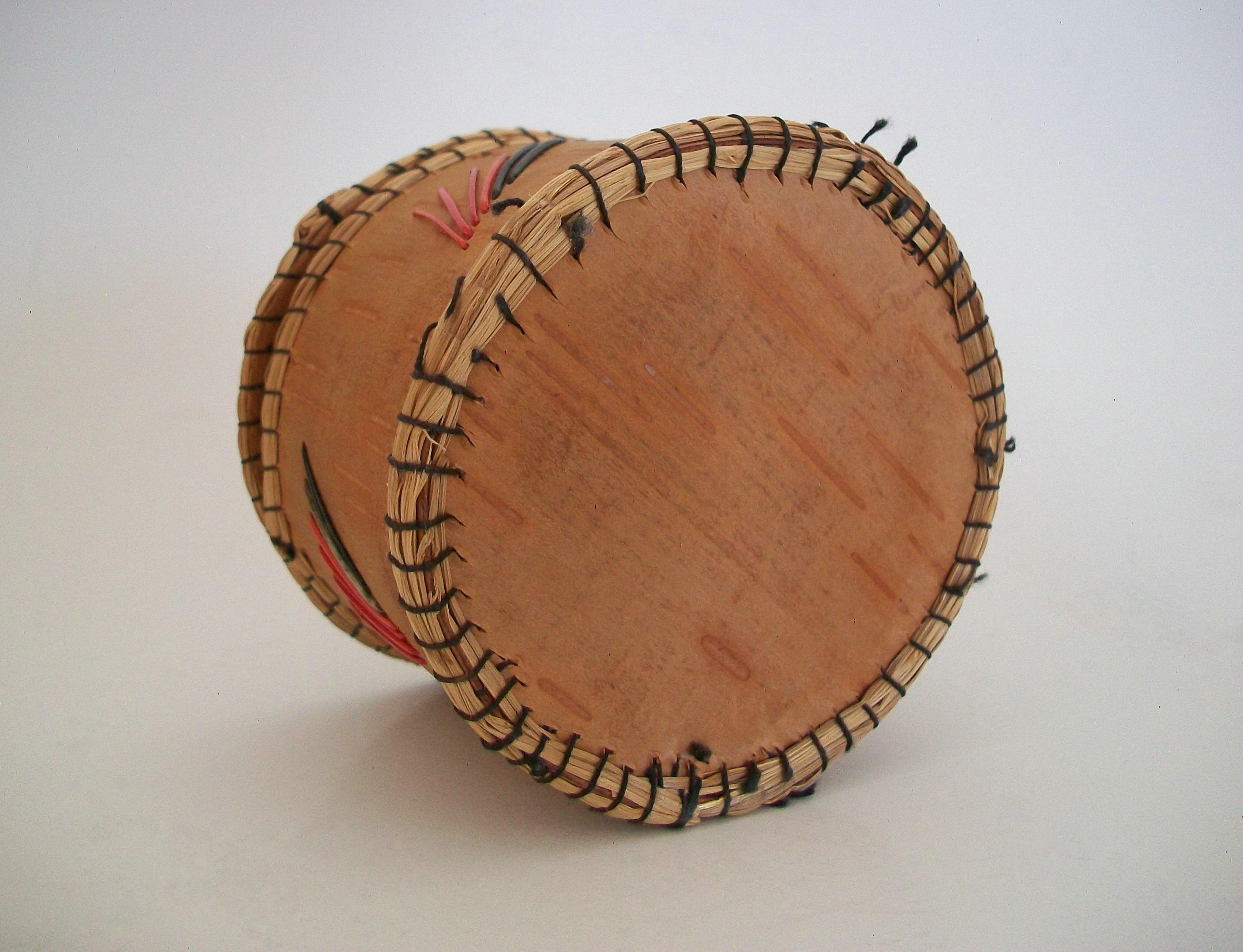 Chippewa Birch Bark, Quills & Sweetgrass Box with Tulip - Canada - Early 20th C. For Sale 2