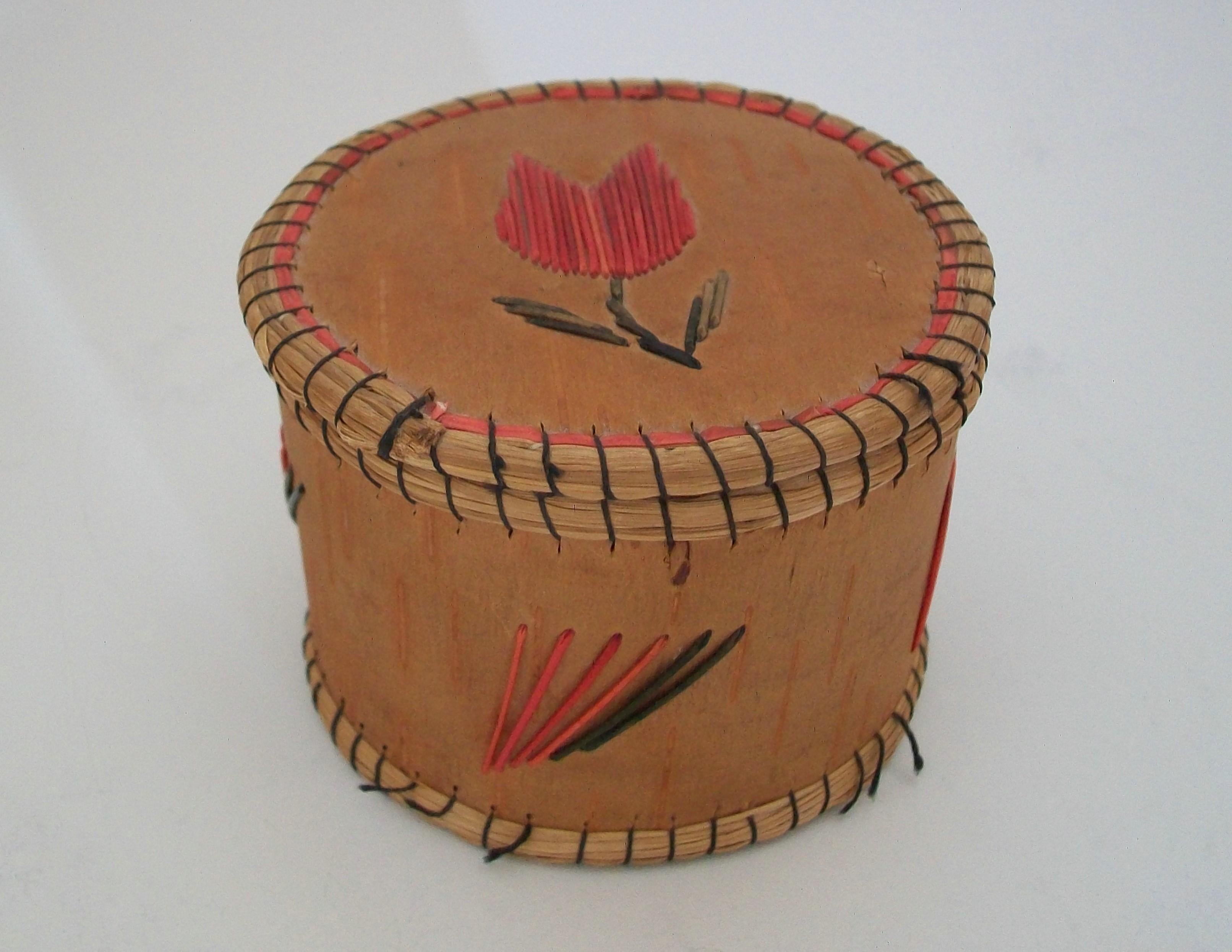 Artisanat Boîte en bouleau Chippewa, plumes de bouleau et Sweetgrass avec tulipe - Canada - début du 20e siècle en vente