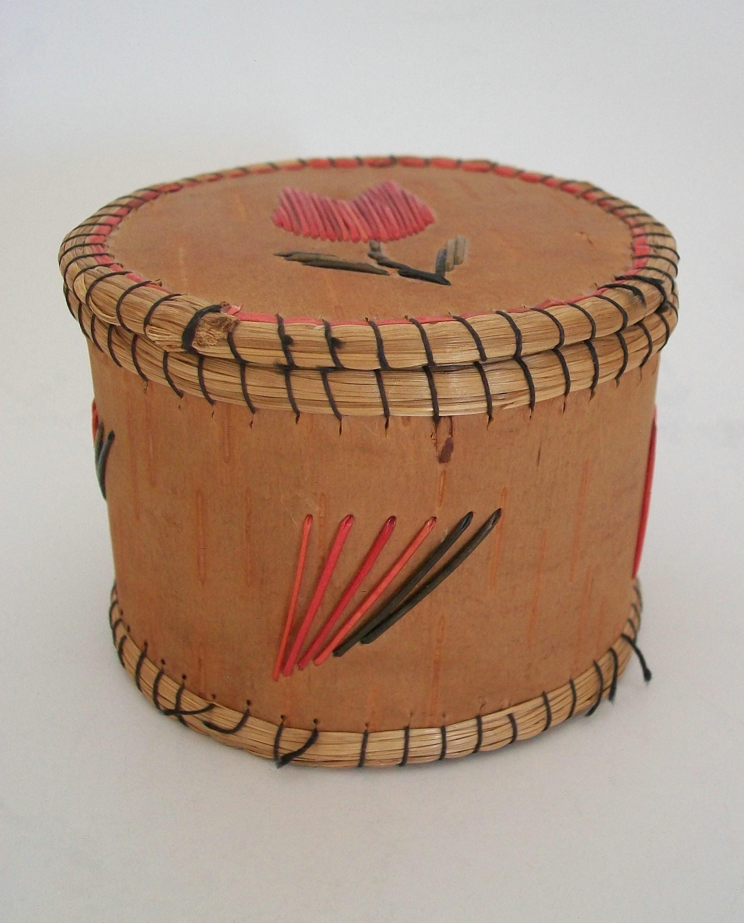 Canadian Chippewa Birch Bark, Quills & Sweetgrass Box with Tulip - Canada - Early 20th C. For Sale