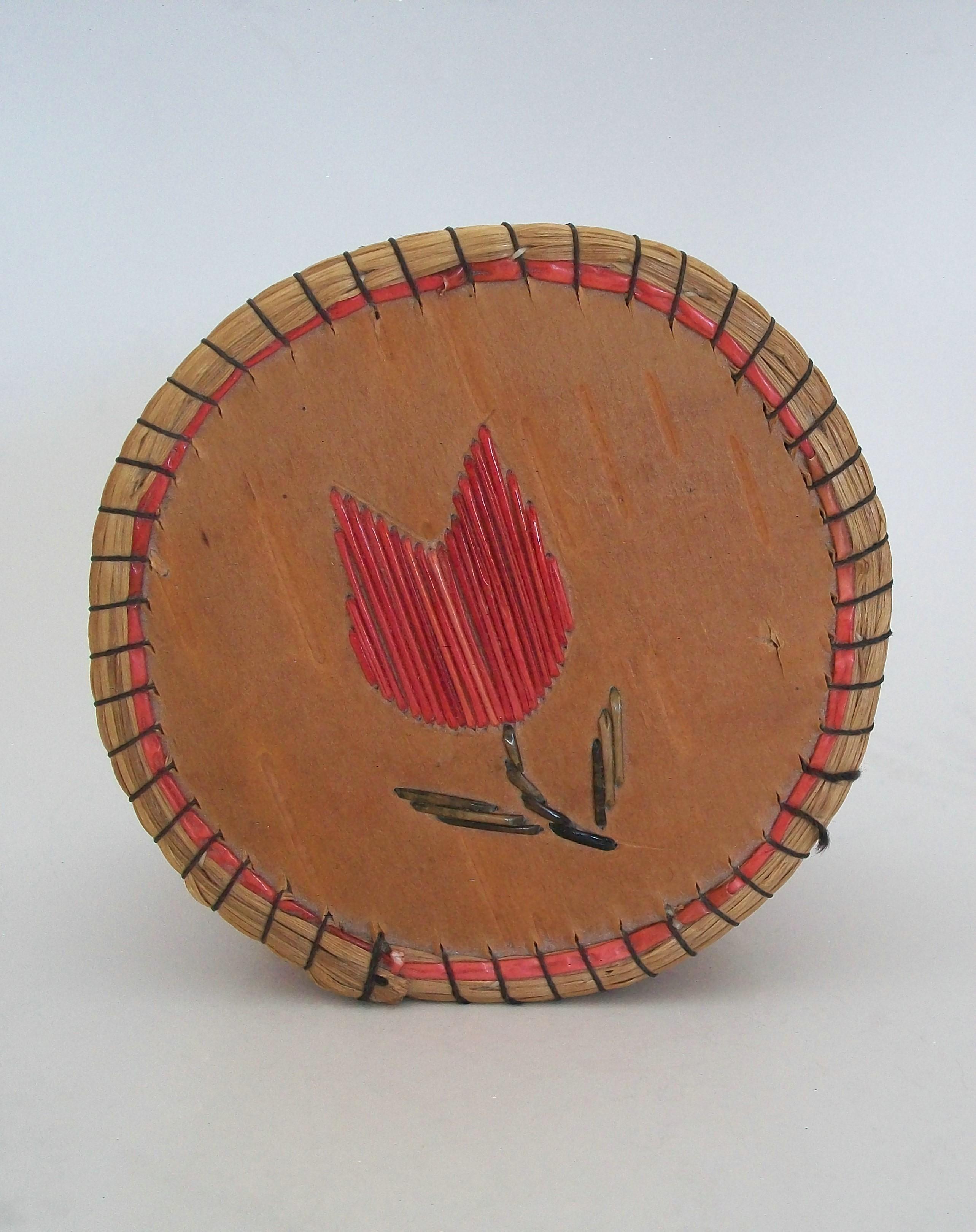 Chippewa Birch Bark, Quills & Sweetgrass Box with Tulip - Canada - Early 20th C. In Good Condition For Sale In Chatham, ON