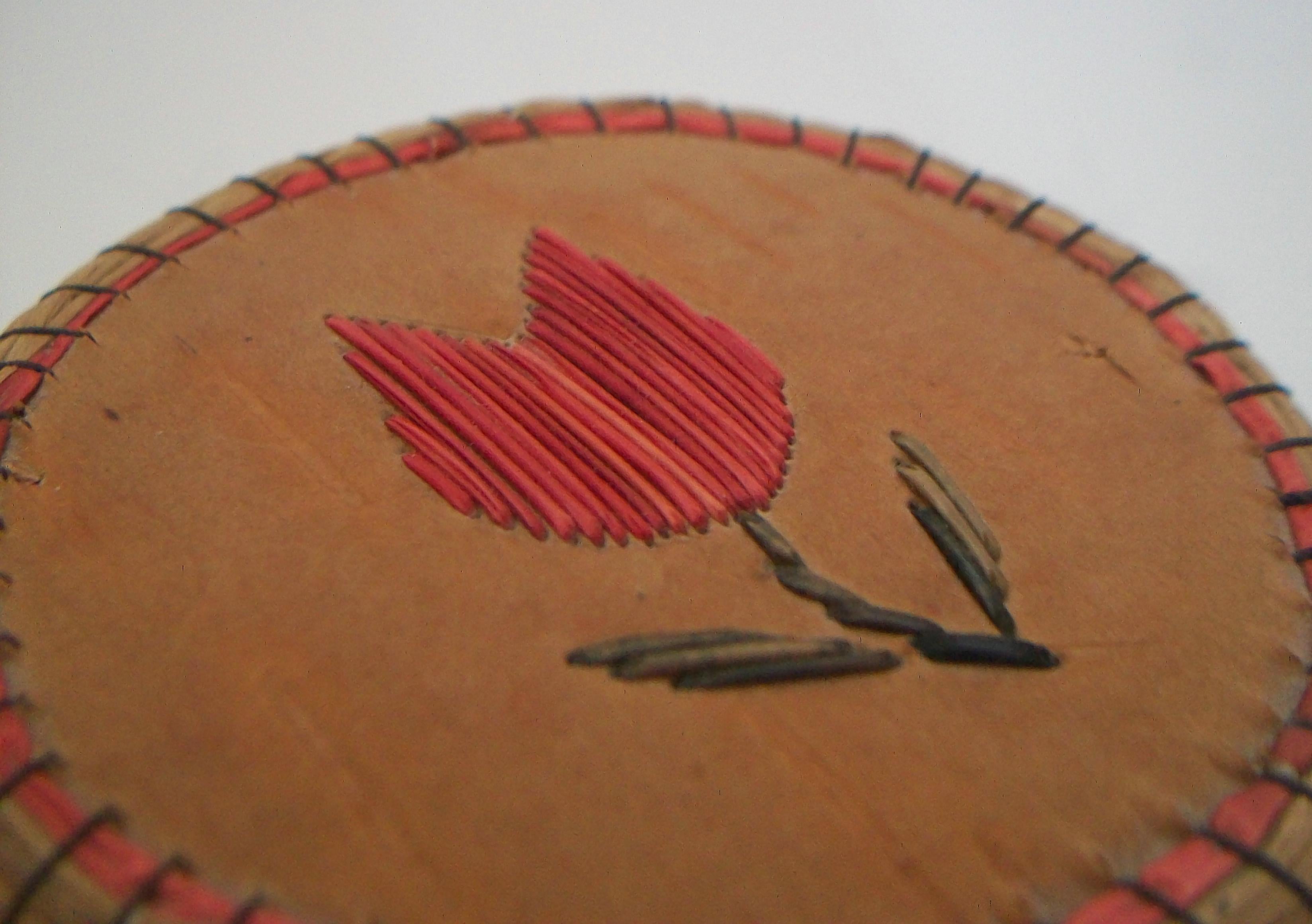 Bois tendre Boîte en bouleau Chippewa, plumes de bouleau et Sweetgrass avec tulipe - Canada - début du 20e siècle en vente