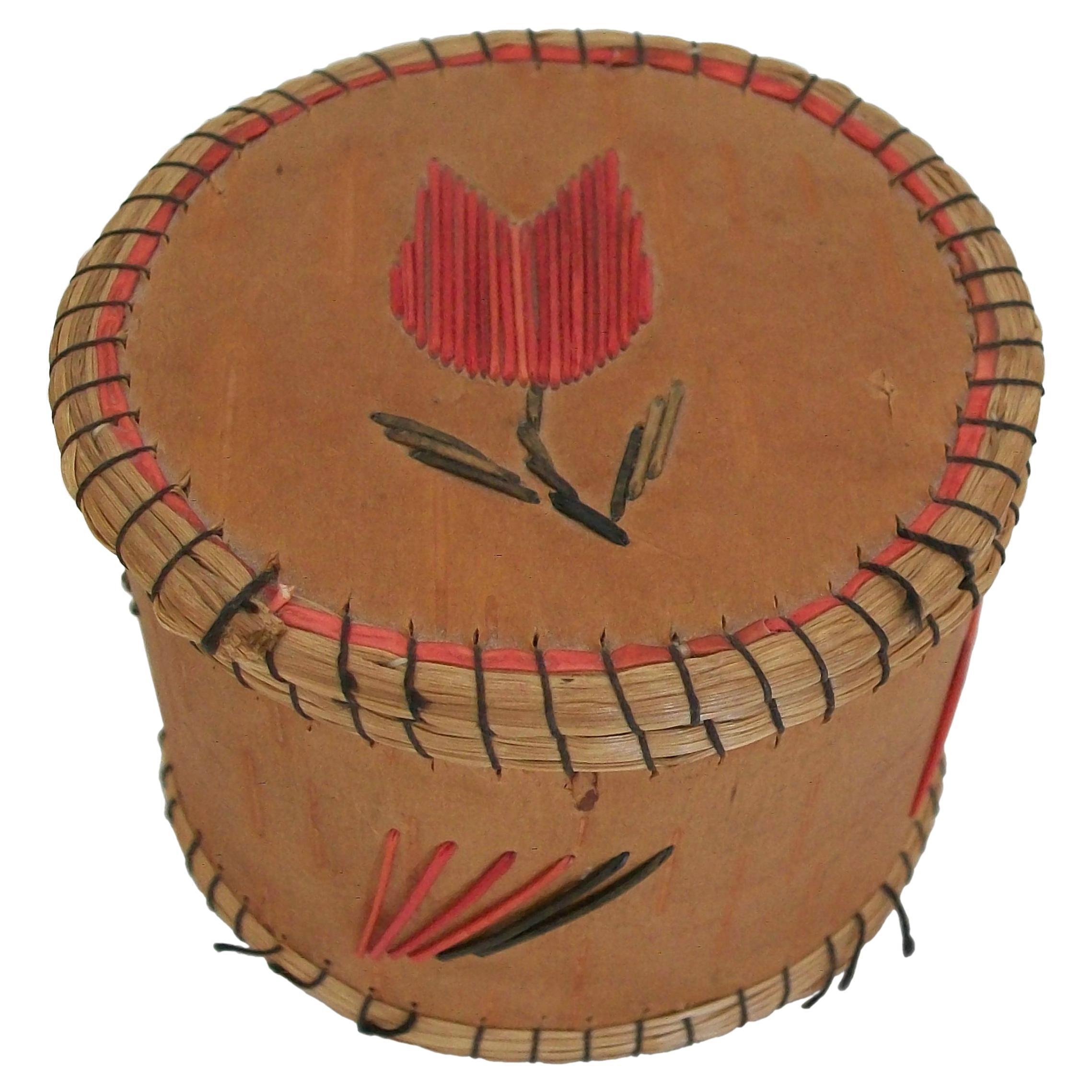 Chippewa Birkenholz Bark, Quills & Sweetgrass Box mit Tulpe - Kanada - frühes 20. Jahrhundert