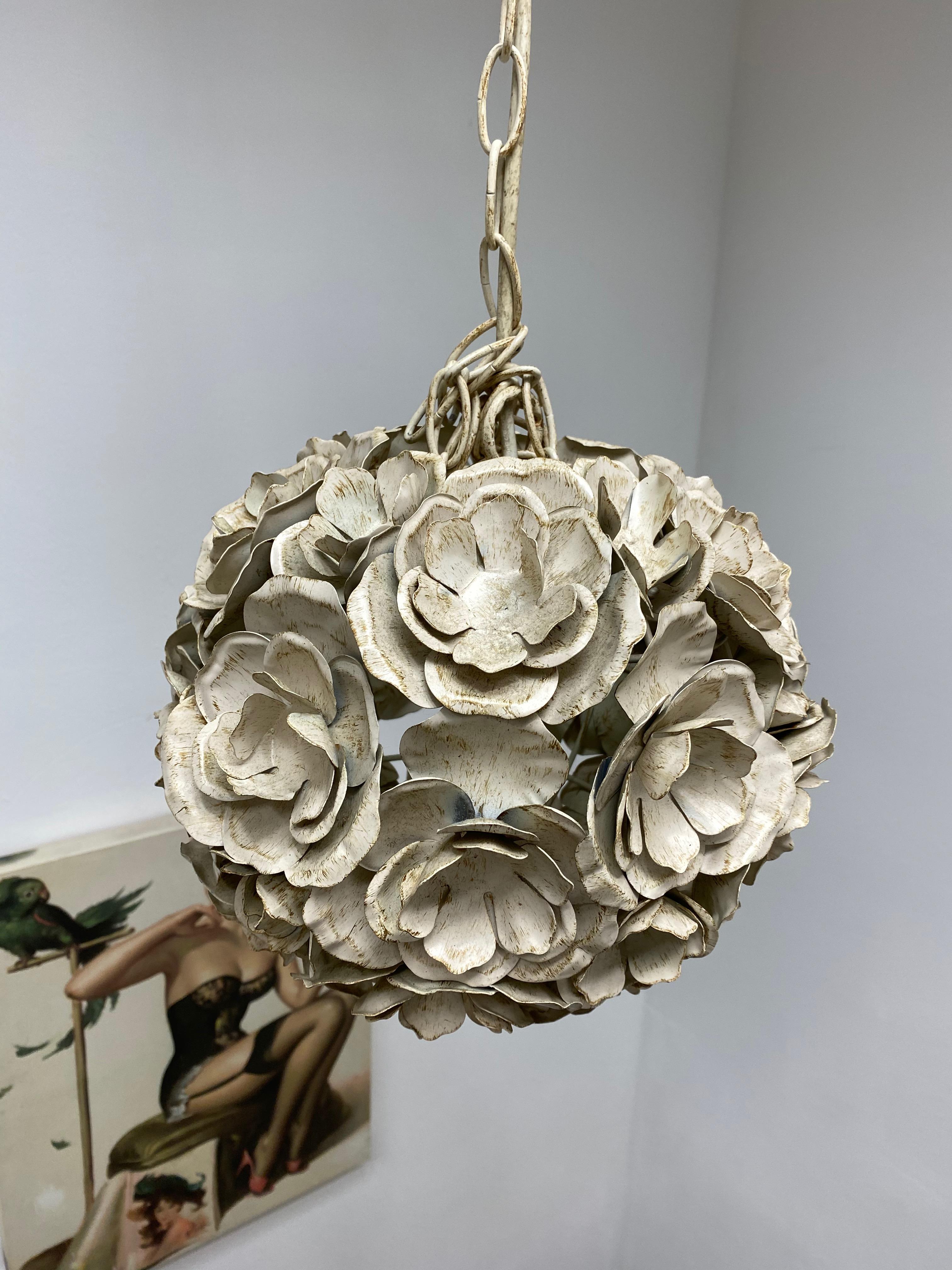 Chippy White Leaf Flower Tole Pendant Hollywood Regency Style In Good Condition In Nuernberg, DE