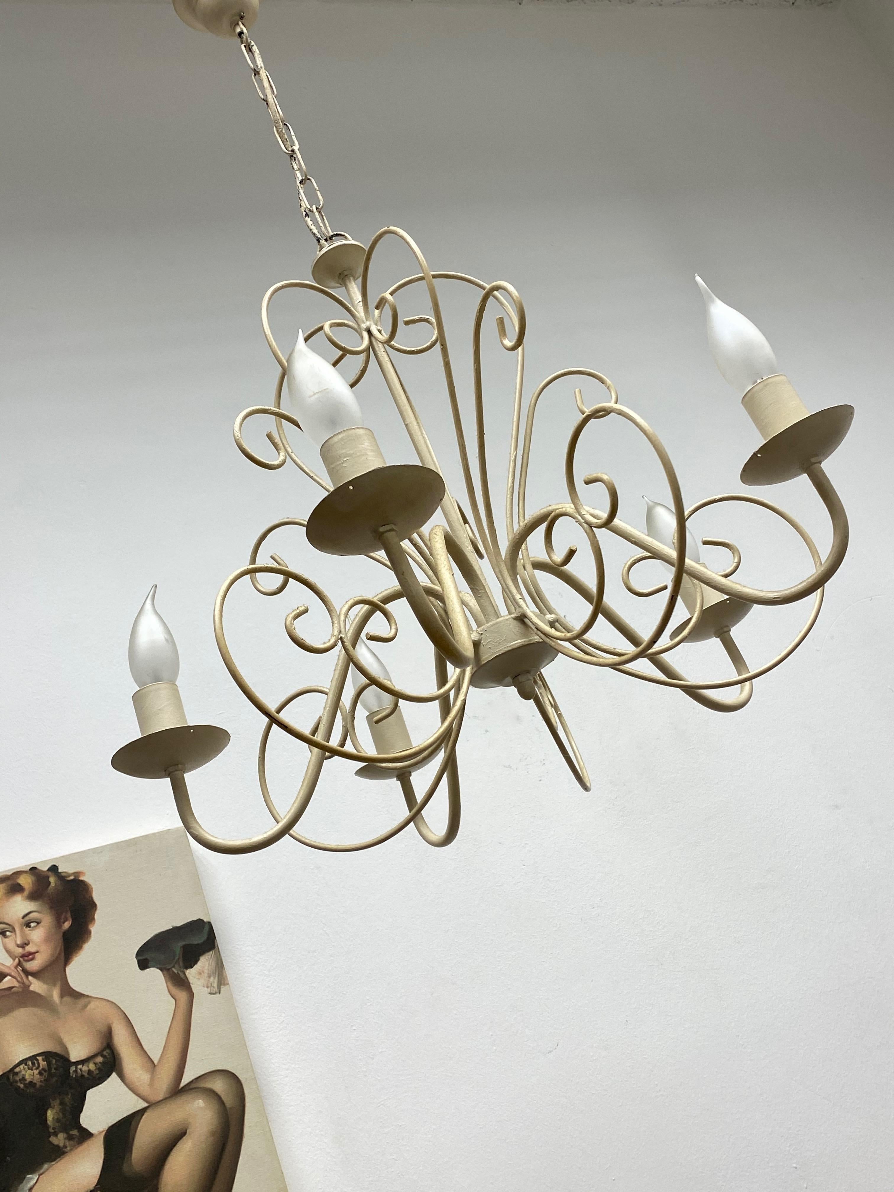 Chippy White Tole Pendant Chandelier Hollywood Regency Style In Good Condition For Sale In Nuernberg, DE