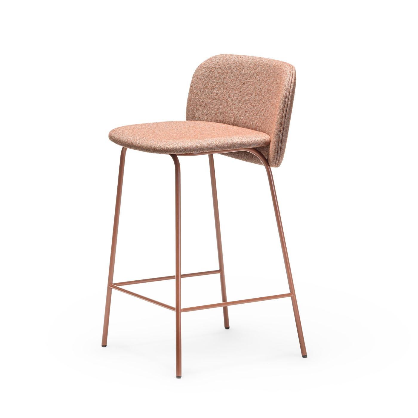 Sleek and slick, the Chips collection is a true eye-catcher, with its unmistakably upbeat, trendy style. The back of the bar stool is without doubt its most iconic and characterizing feature. With its ample curves and generous size, it almost seems