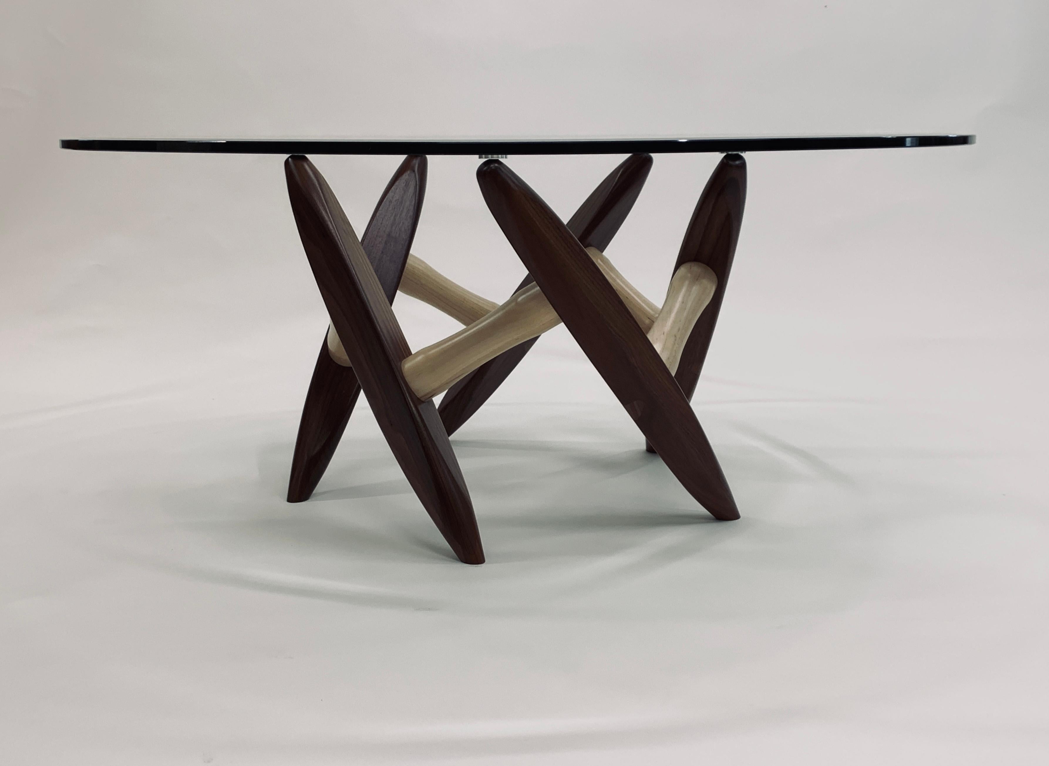 Mesa de centro redonda de 40 pulgadas con tapa de cristal y base de madera Moderno de mediados de siglo en venta