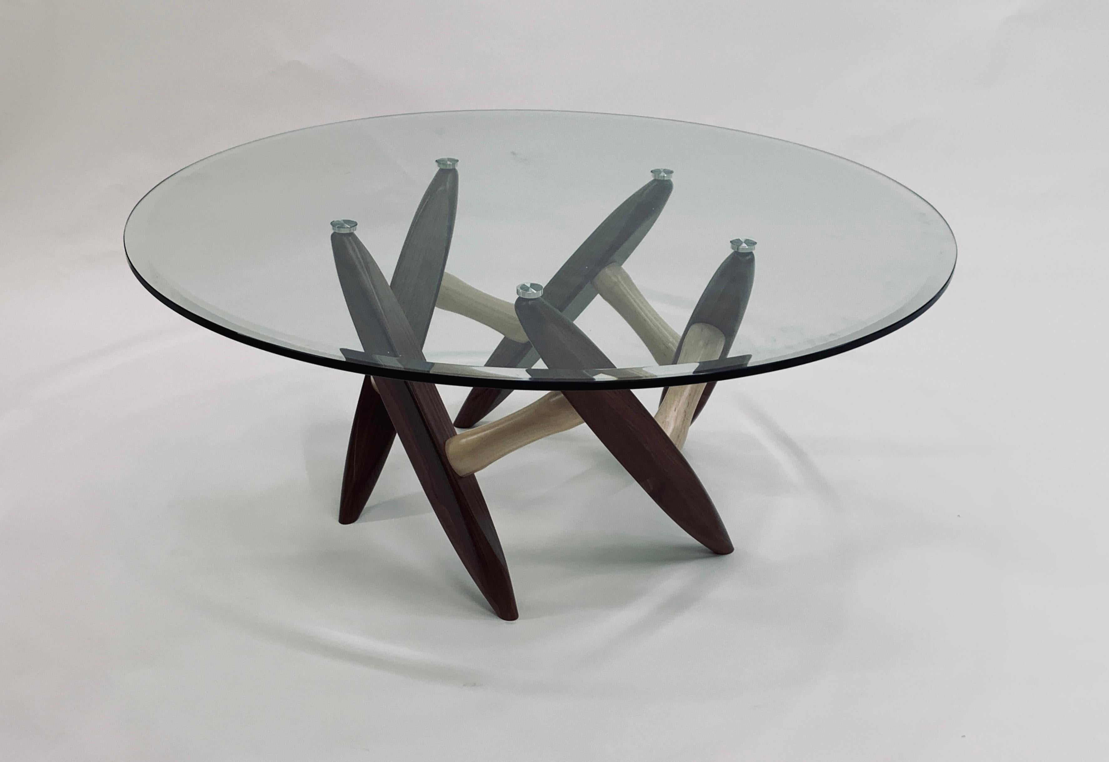 Mesa de centro redonda de 40 pulgadas con tapa de cristal y base de madera Estadounidense en venta
