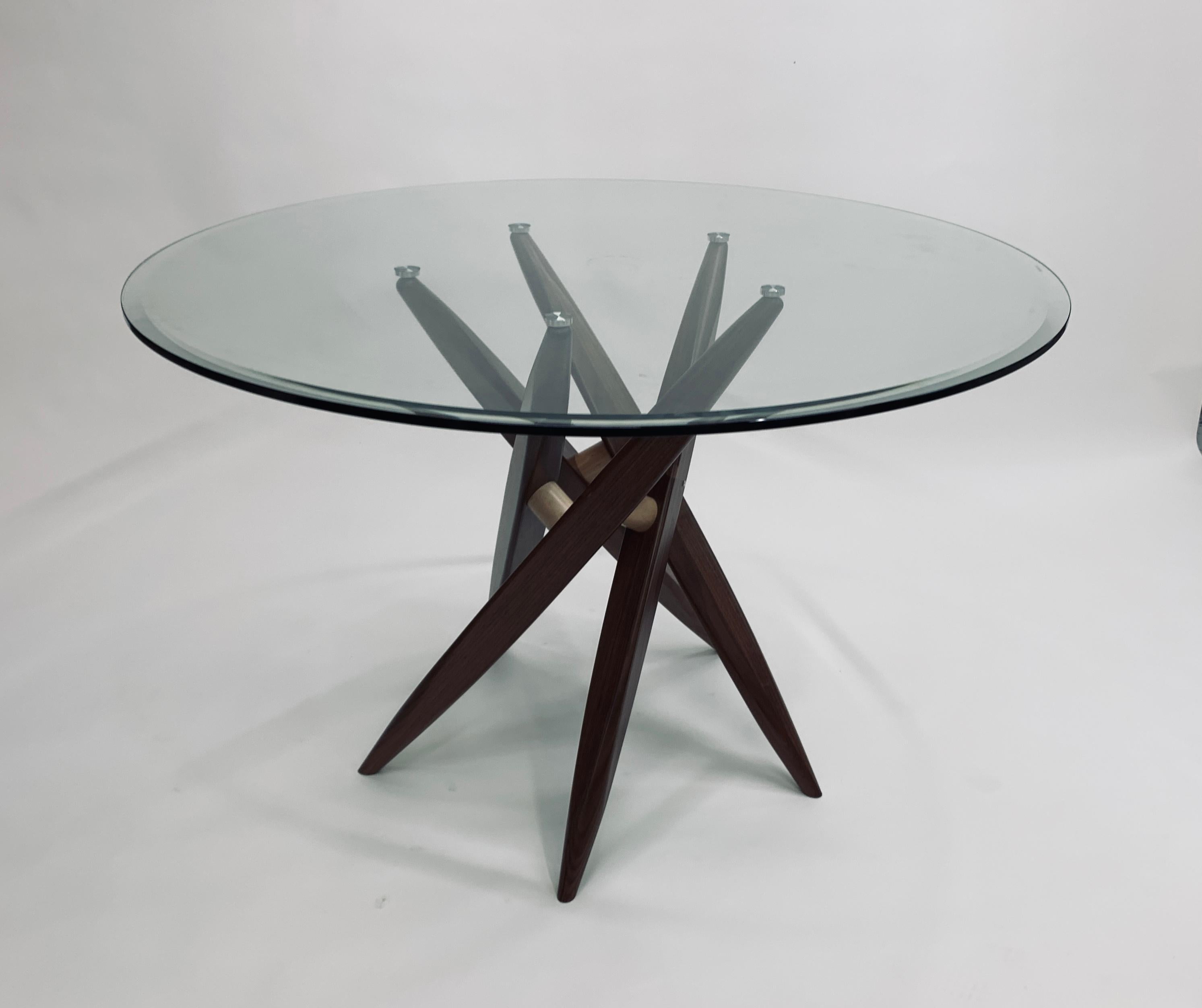 Americano Tavolo rotondo con piano in vetro da 44 pollici e base in Wood in vendita