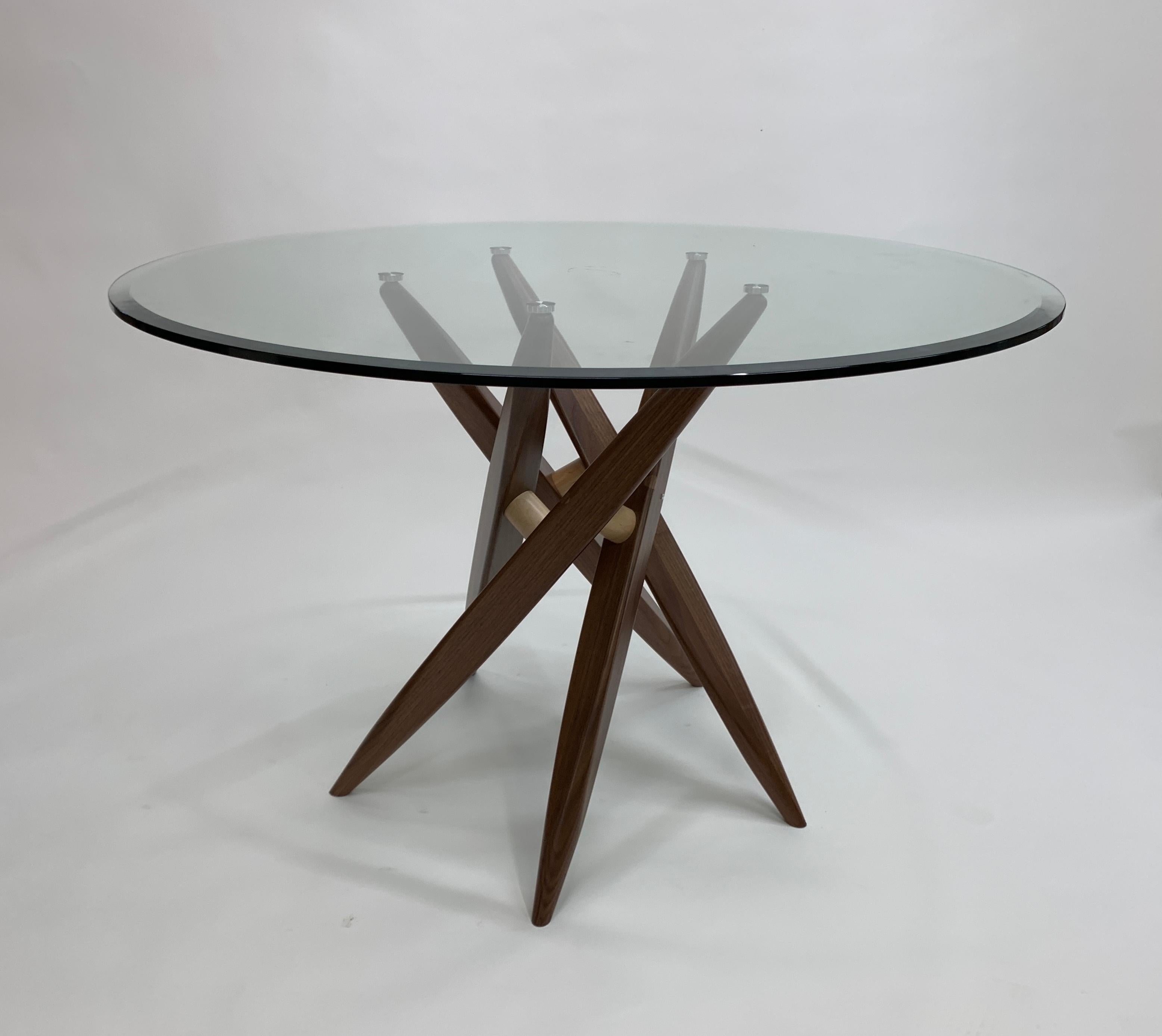 Falegnameria Tavolo rotondo con piano in vetro da 44 pollici e base in Wood in vendita