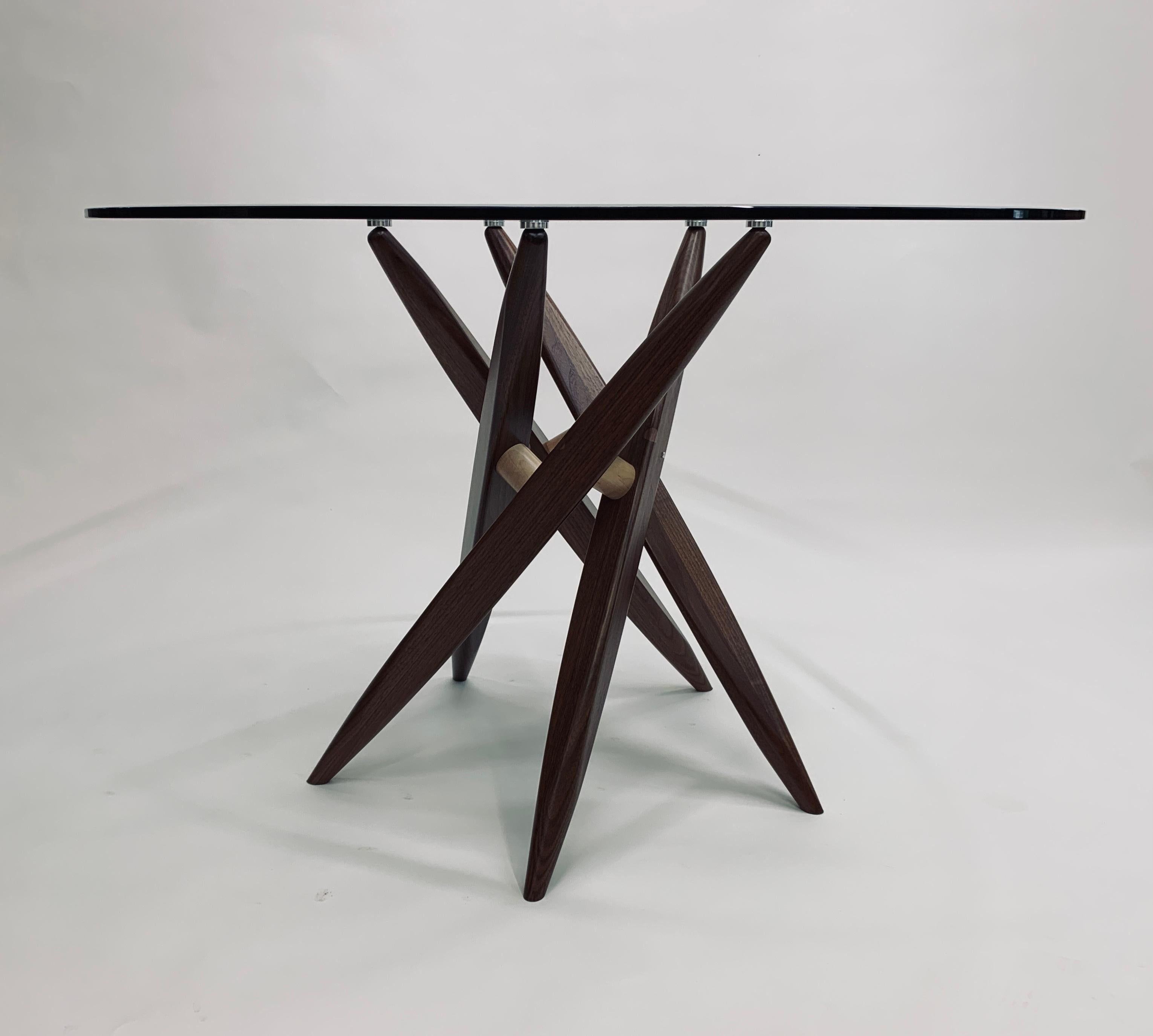 XXI secolo e contemporaneo Tavolo rotondo con piano in vetro da 44 pollici e base in Wood in vendita