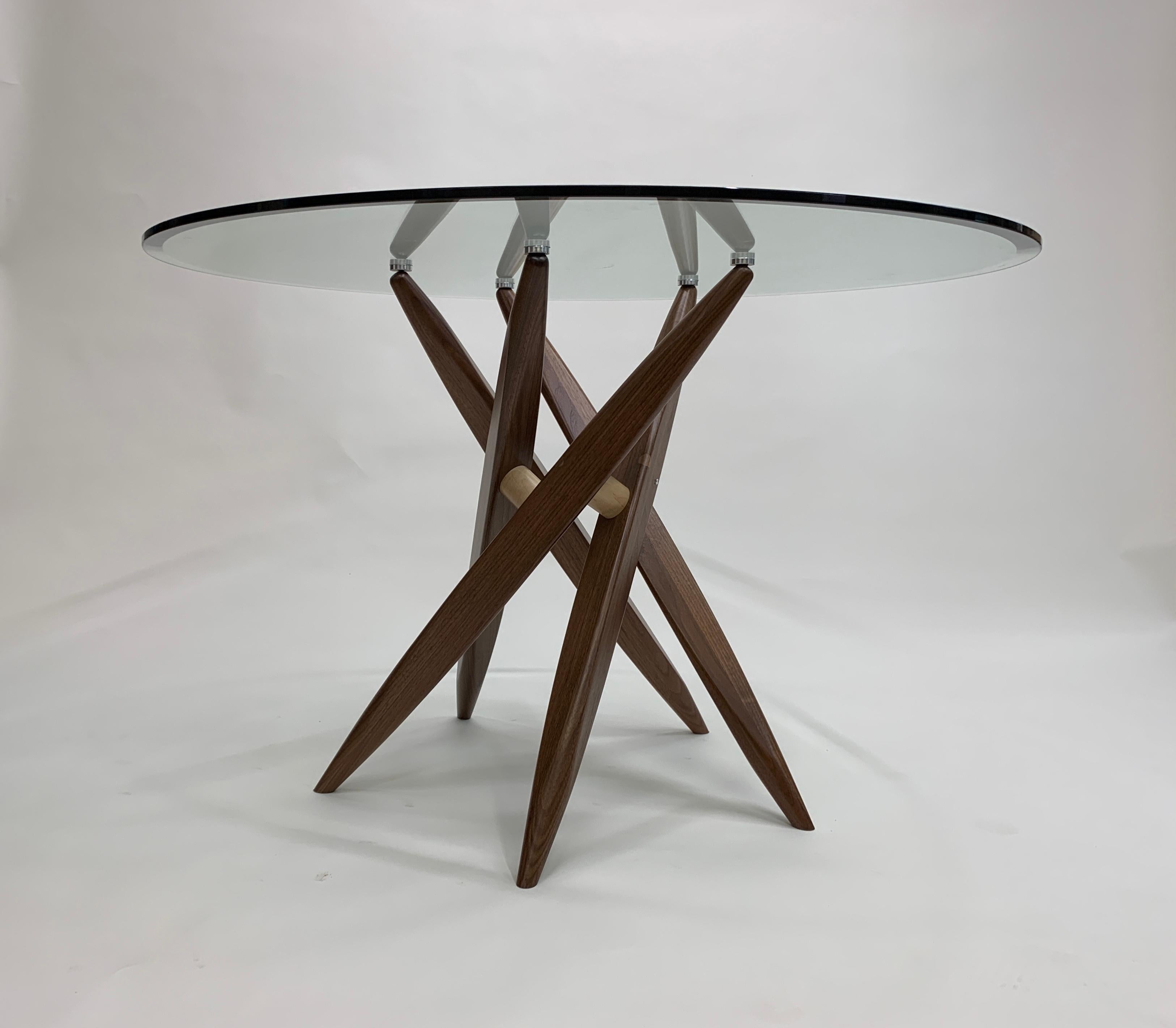 Vetro Tavolo rotondo con piano in vetro da 44 pollici e base in Wood in vendita