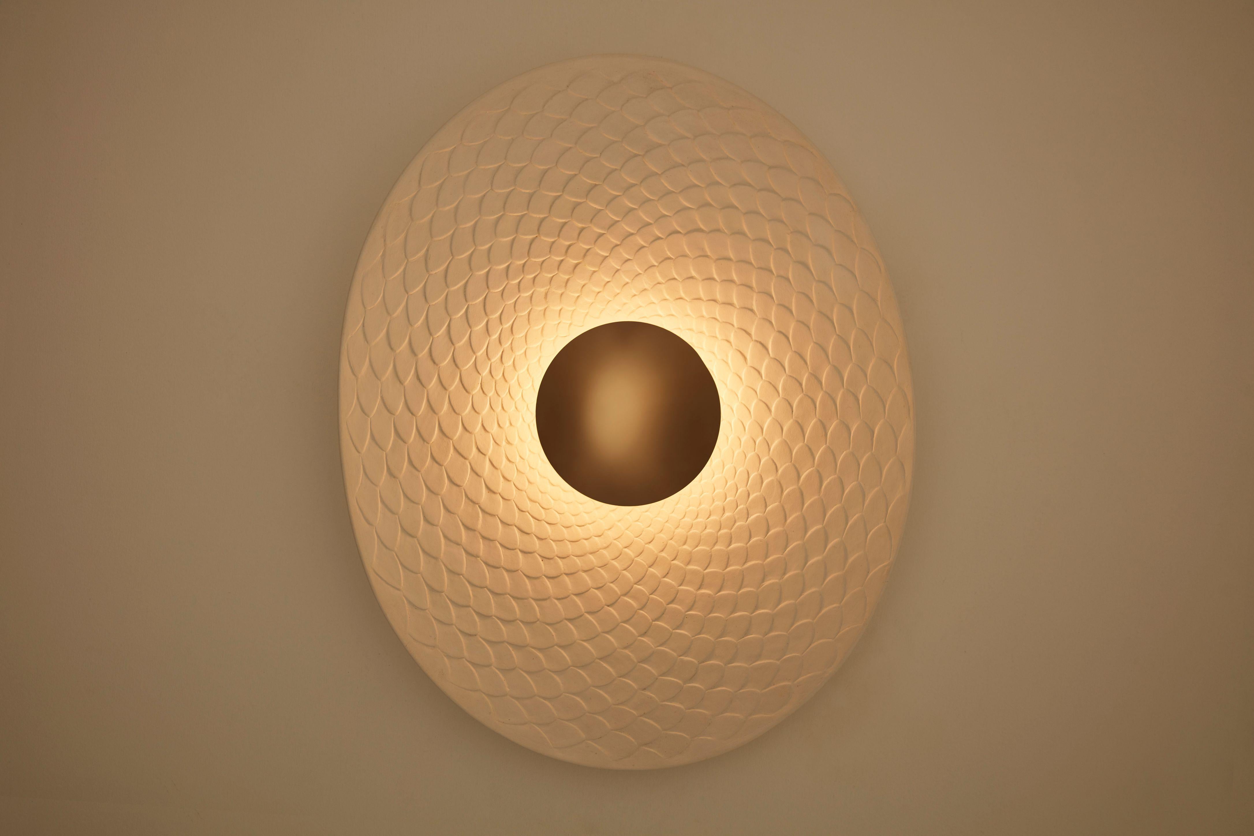 Lampada da parete Chisaii Ryu di Mydriaz
Dimensioni: H. 41,5 x L. 31,8 x P. 7,7 cm
Materiali: Ottone, gesso
Finiture: Ottone lucido placcato oro, Finitura nichel bianco su ottone lucido, Finitura nichel nero su ottone lucido
3 kg

Sorgente