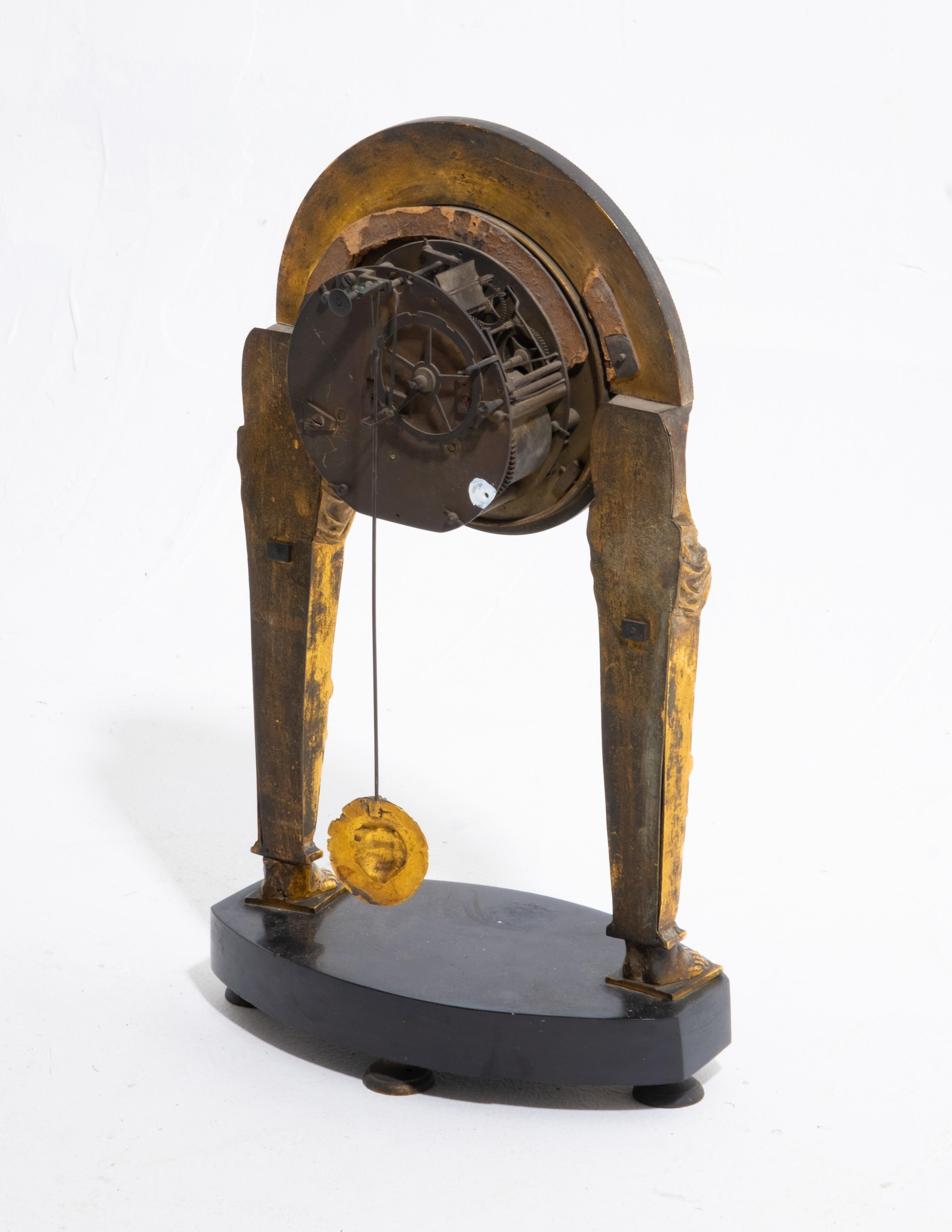 Uhr aus ziselierter und vergoldeter Bronze im Zustand „Gut“ im Angebot in Kingston, NY