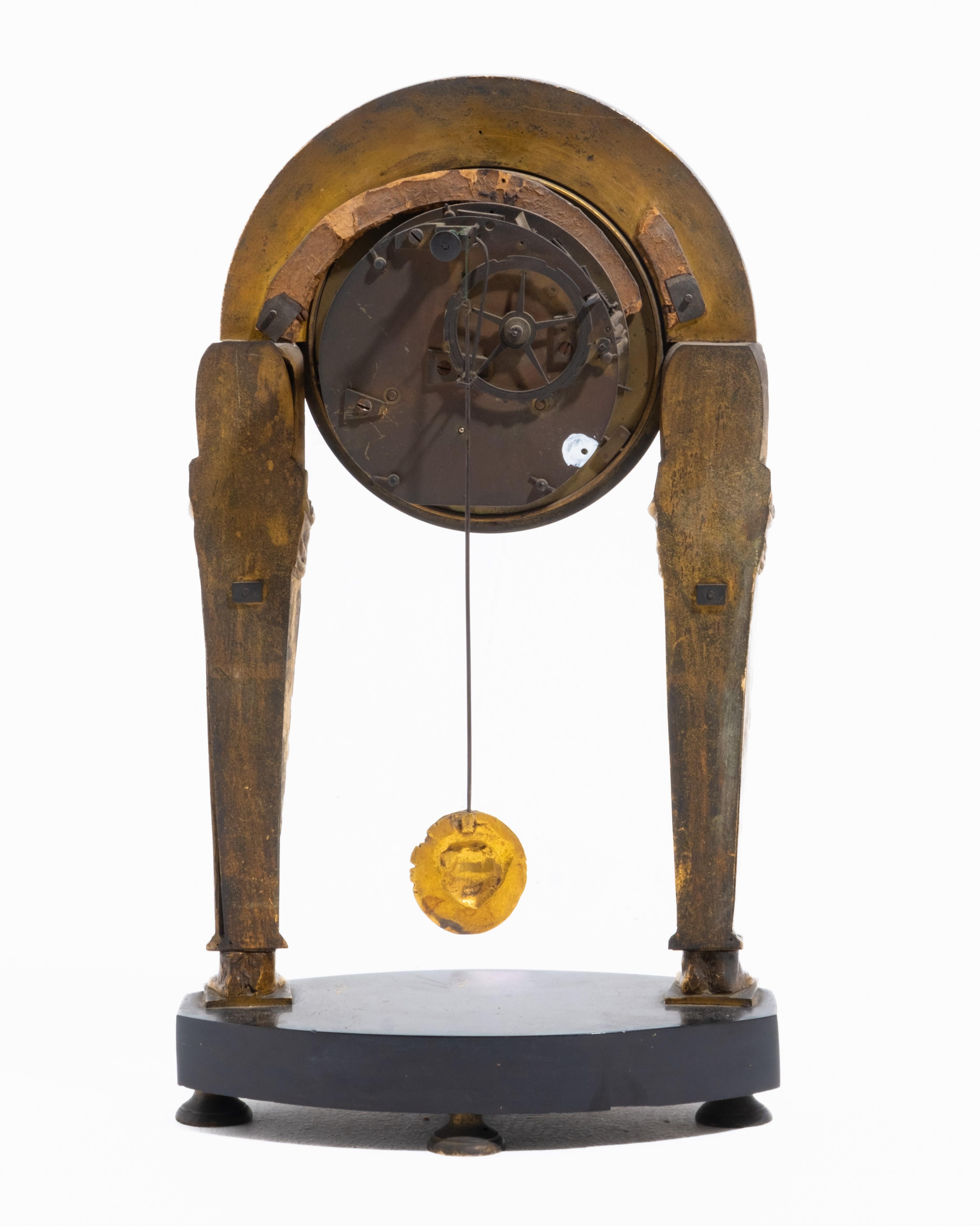Uhr aus ziselierter und vergoldeter Bronze (19. Jahrhundert) im Angebot