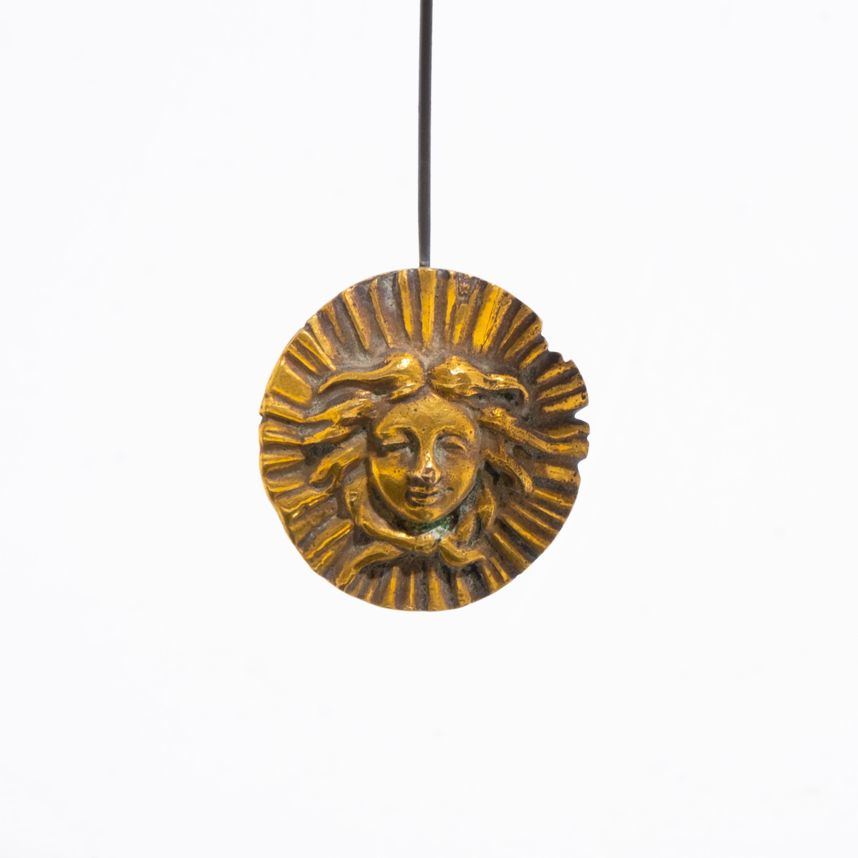 Uhr aus ziselierter und vergoldeter Bronze im Angebot 1