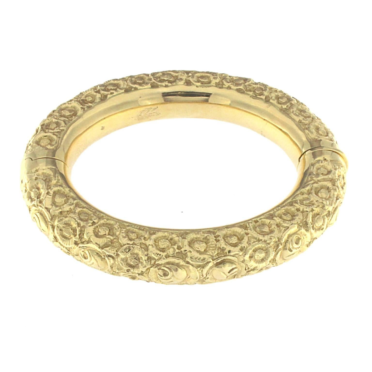 Gorgeous bracelet molded to the art to better adhere to the oval anatomy of the woman's wrist, embellished by hand chiseling. This bracelet is part of the Roserosse collection
The chiseling is an almost disappearing ancient art of fully manual