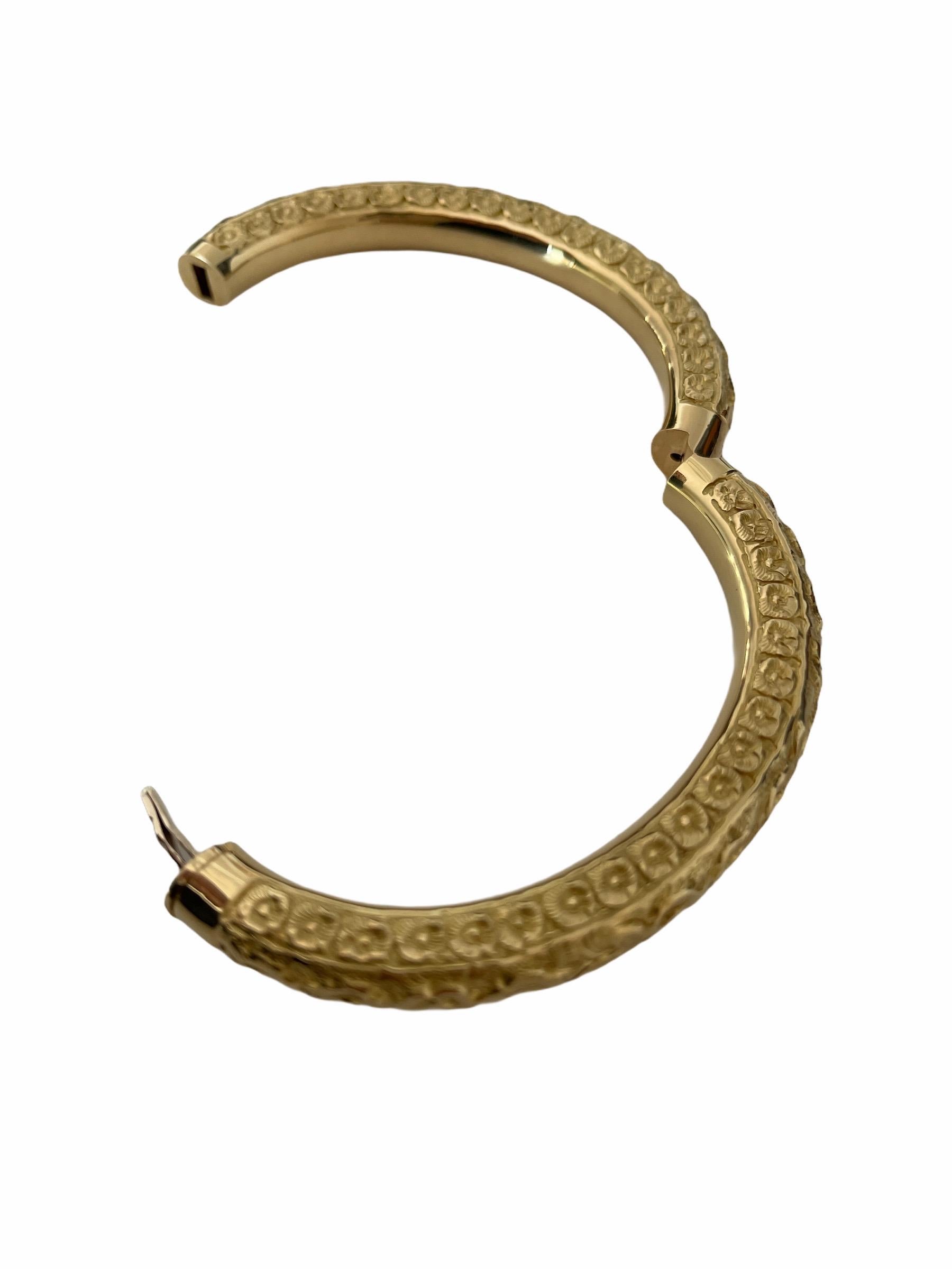 Gorgeous bracelet molded to the art to better adhere to the oval anatomy of the woman’s weist, embellished byhand chiseling. This bracelet is part of the Roserosse Collection.
The chiseling is an almost disapprring ancient art of fully manual
